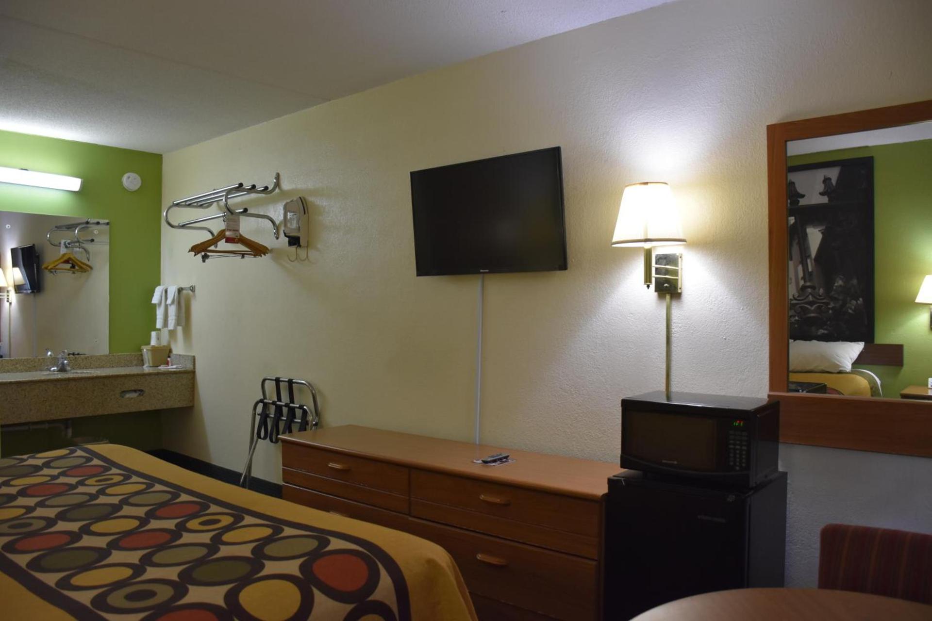 Super 8 by Wyndham Tifton photo 62