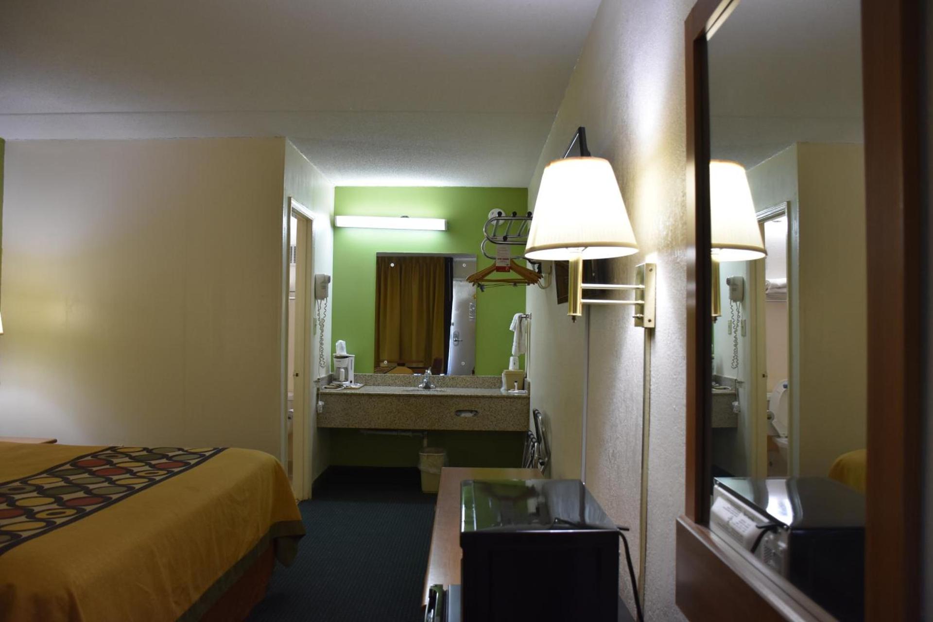 Super 8 by Wyndham Tifton photo 64