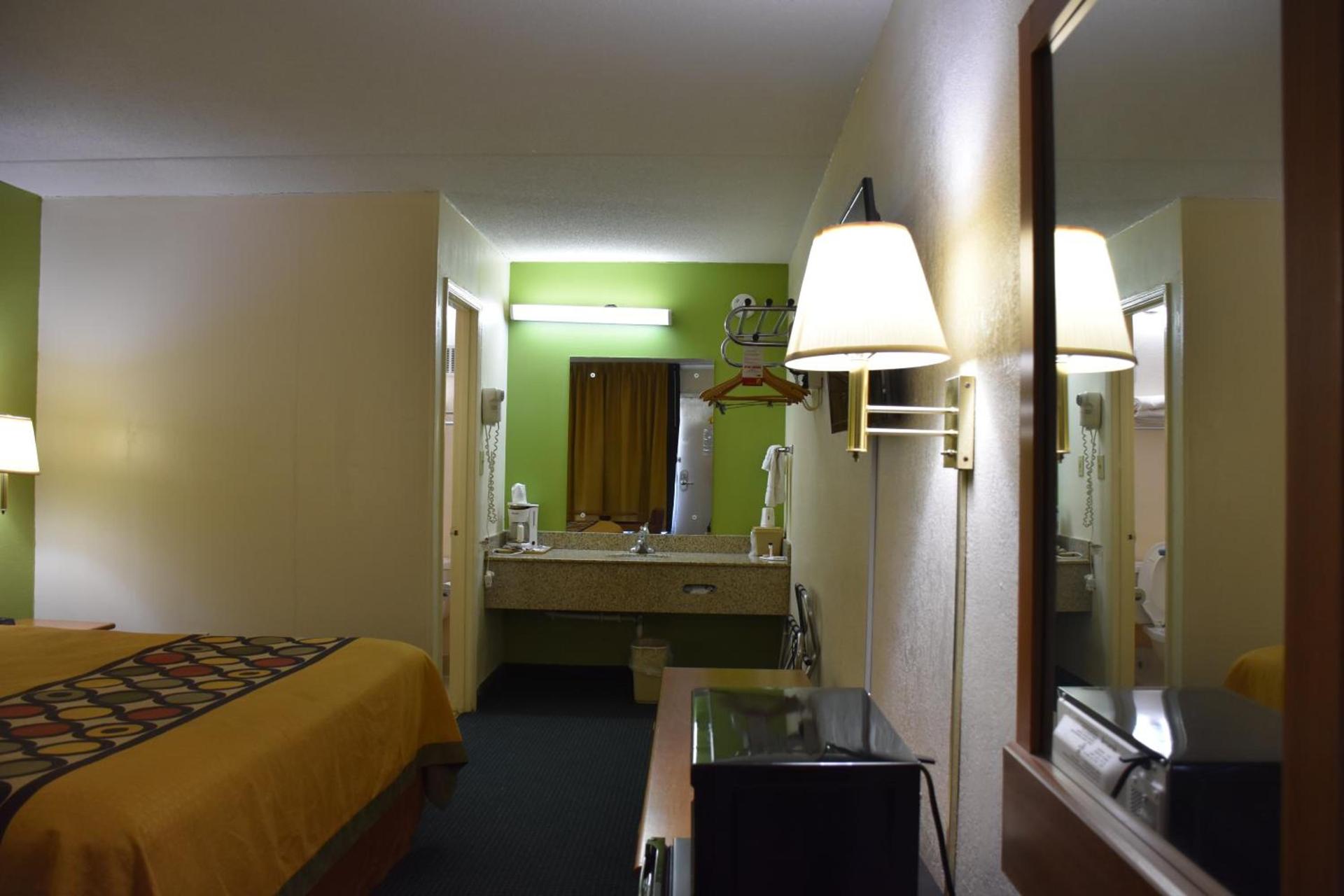 Super 8 by Wyndham Tifton photo 65