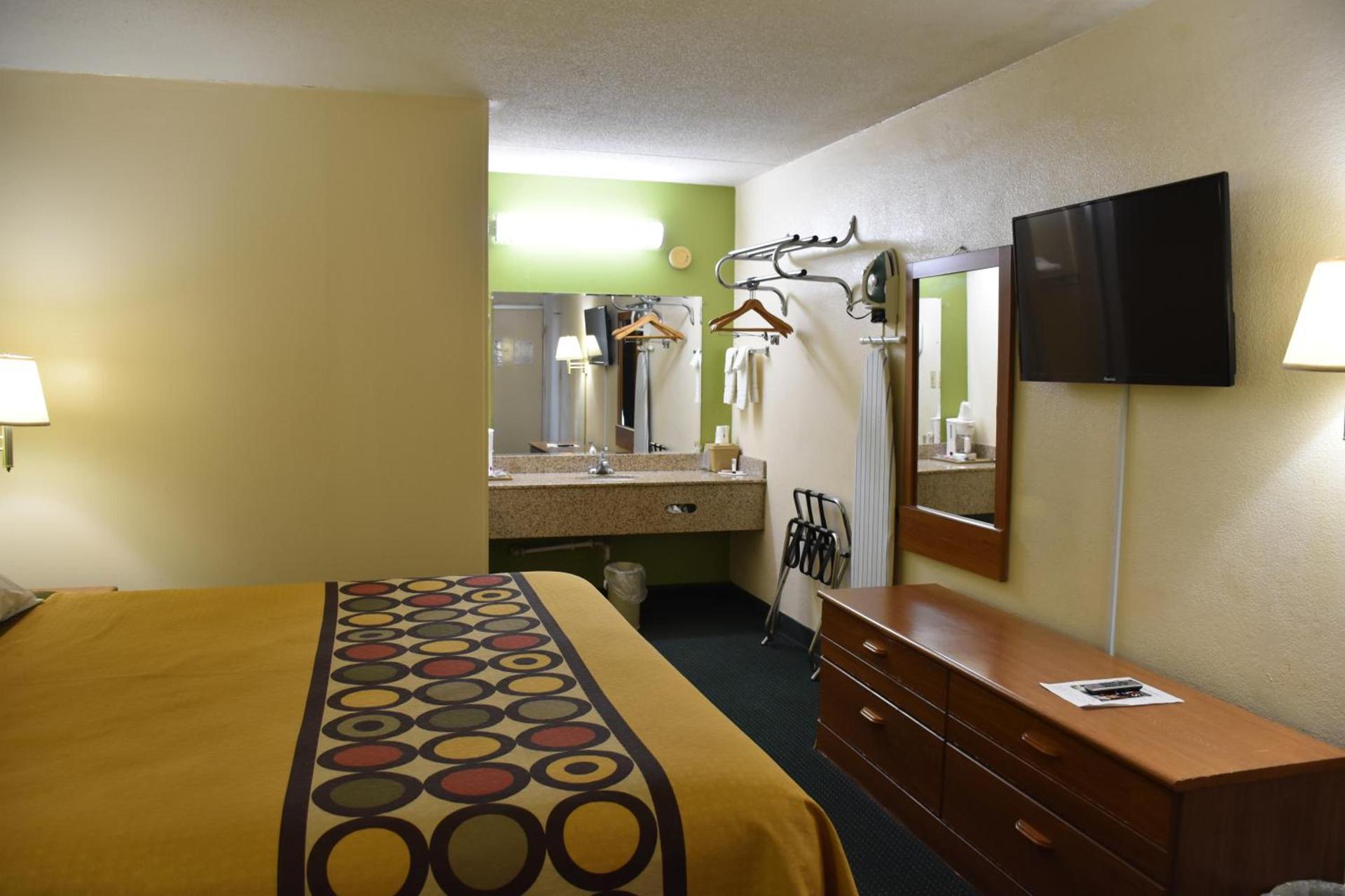 Super 8 by Wyndham Tifton photo 42