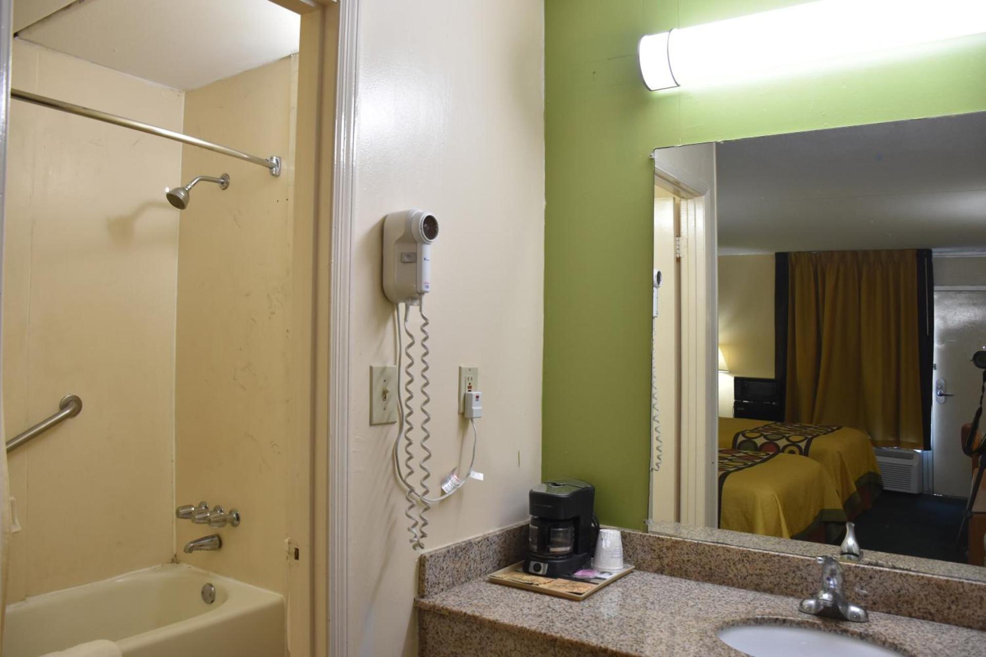 Super 8 by Wyndham Tifton photo 40