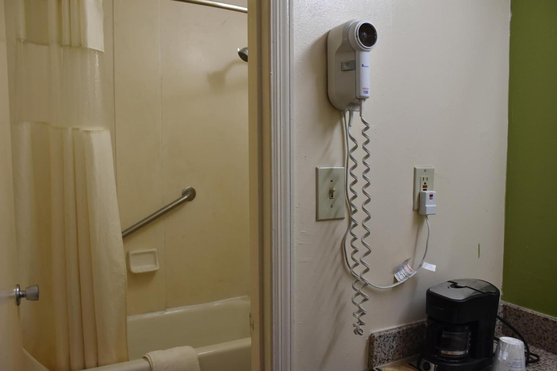 Super 8 by Wyndham Tifton photo 34