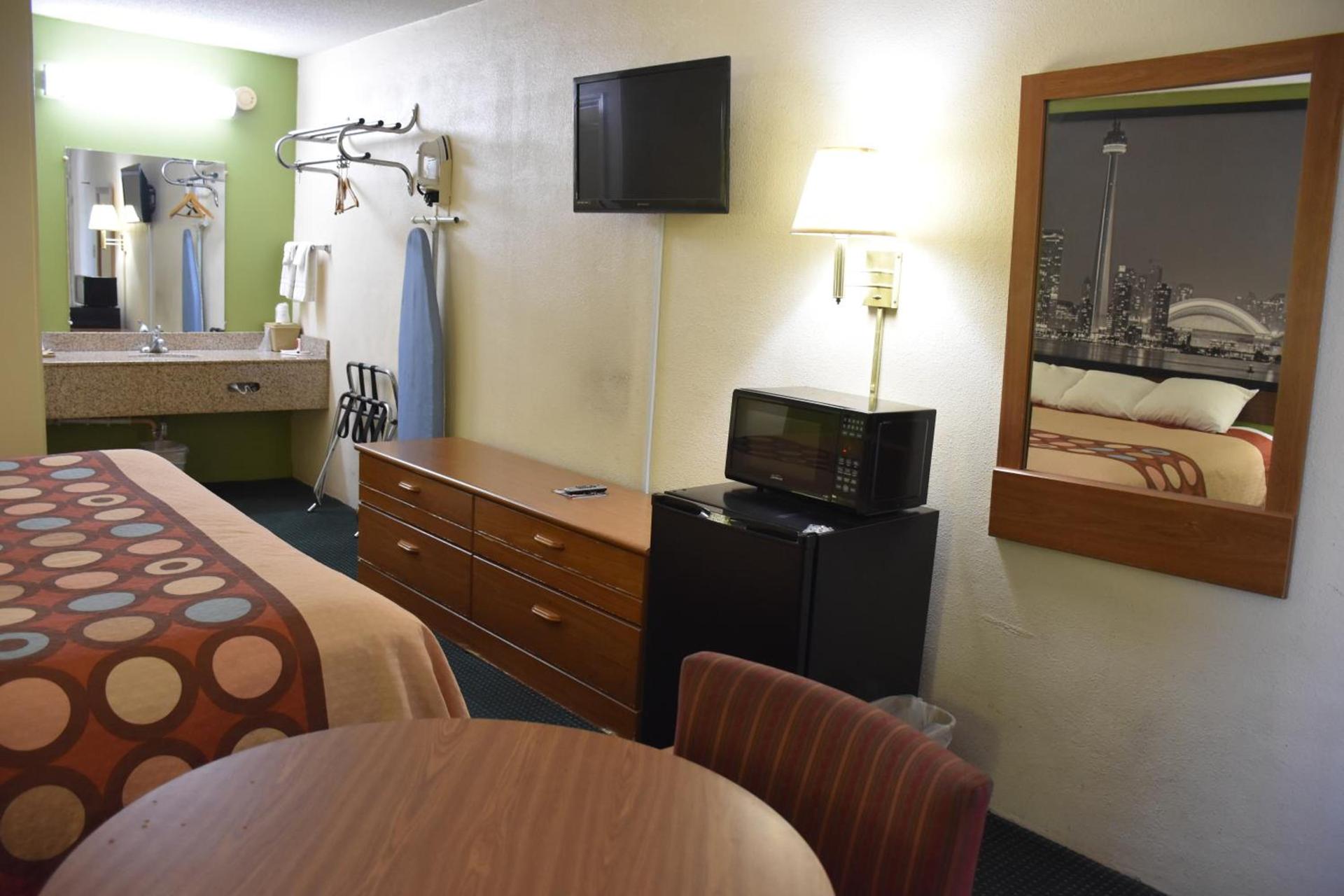Super 8 by Wyndham Tifton photo 27