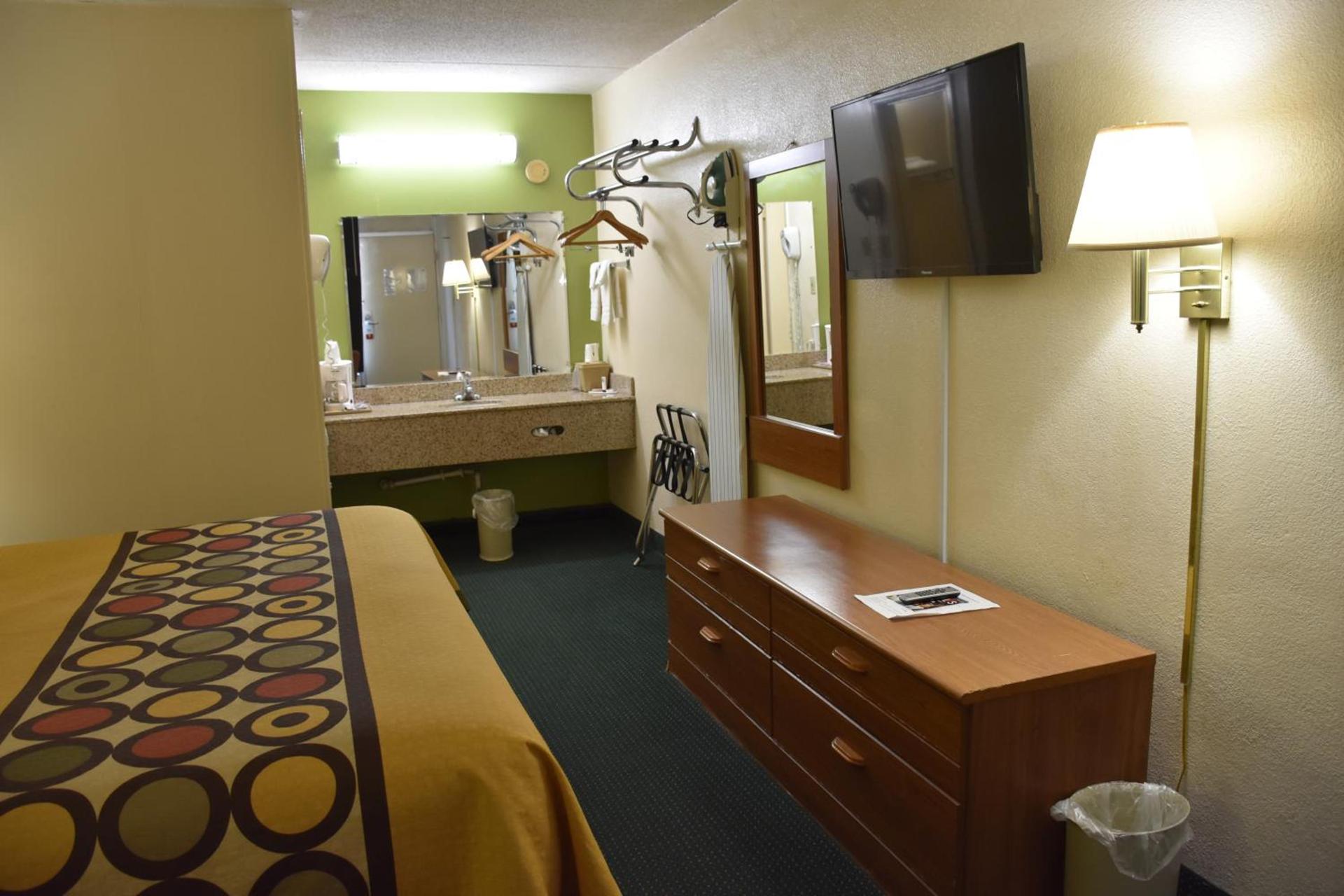 Super 8 by Wyndham Tifton photo 22