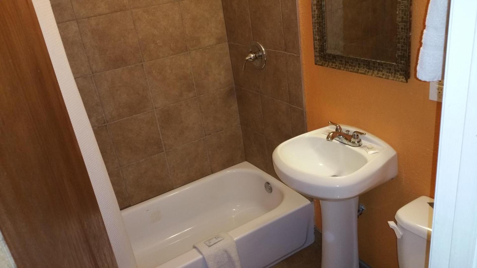 Budget Inn photo 3