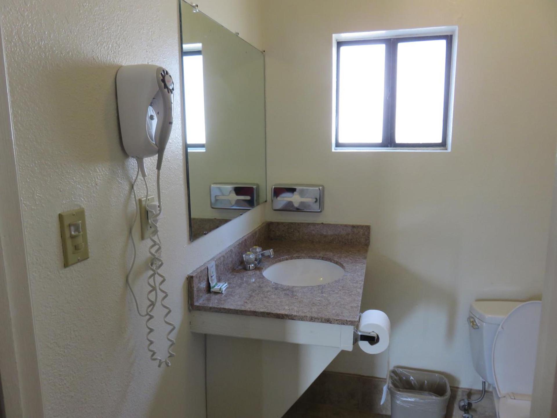 Economy Inn Richmond photo 21