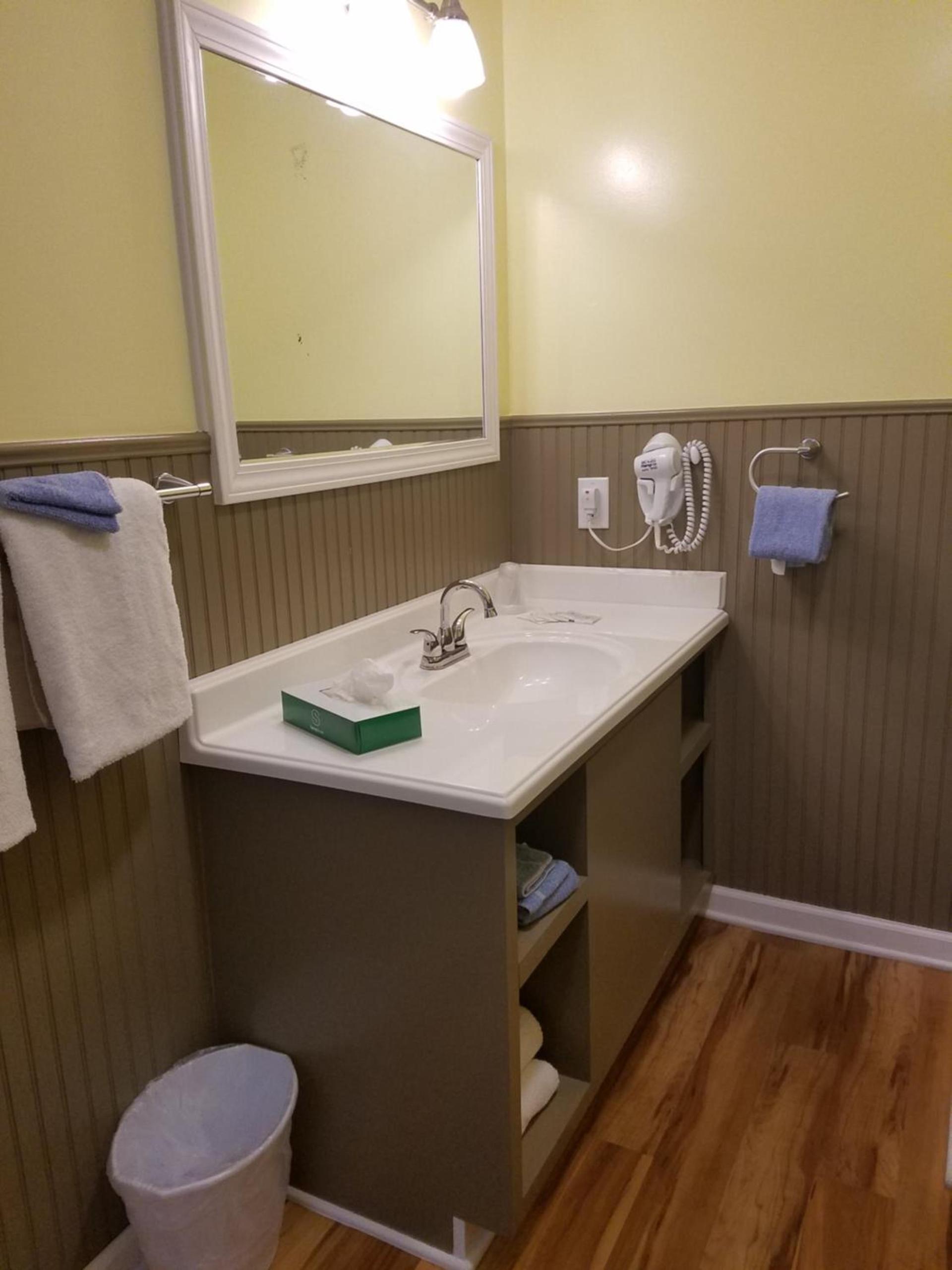 A Holiday Motel - Maggie Valley photo 32