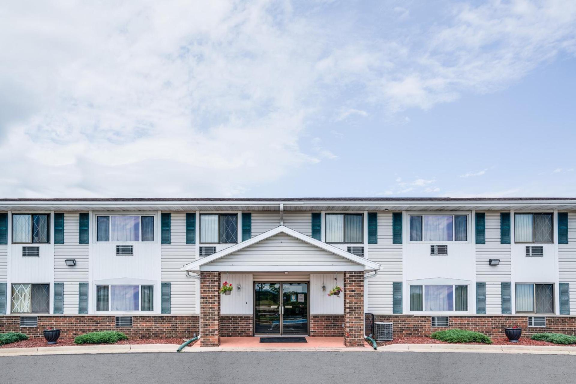 Super 8 by Wyndham Tomah Wisconsin photo 24