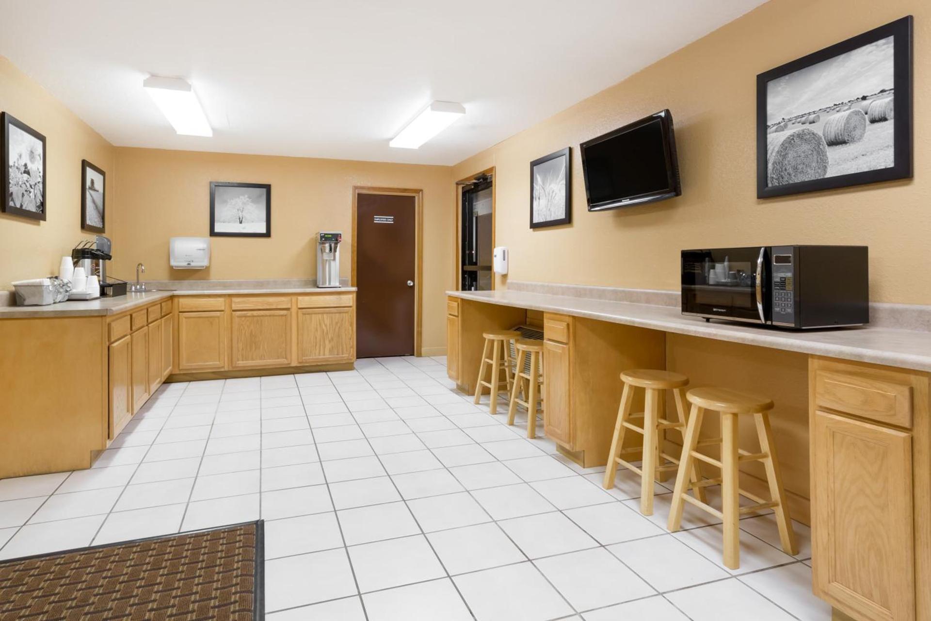 Super 8 by Wyndham Goodland photo 28