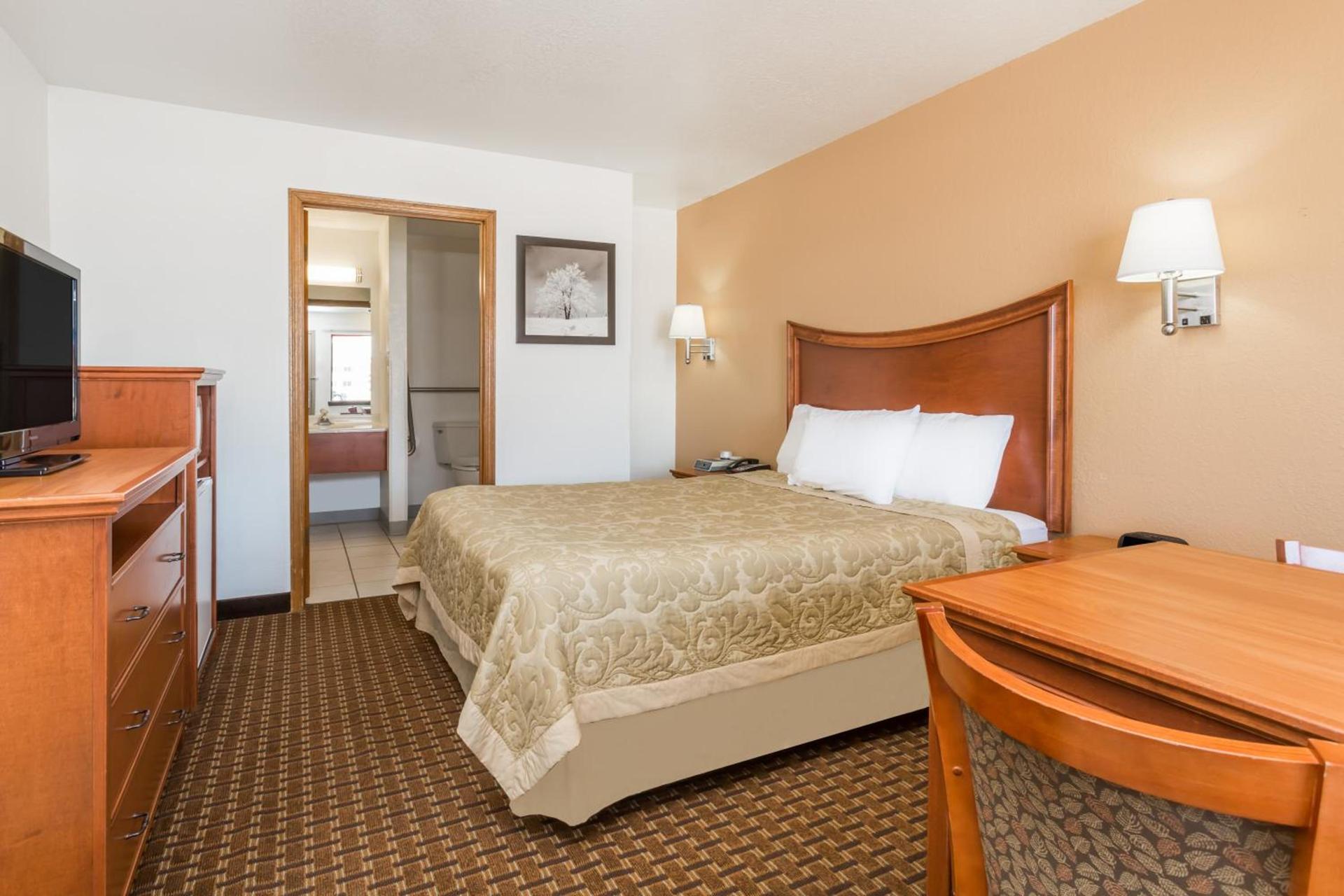 Super 8 by Wyndham Goodland photo 24
