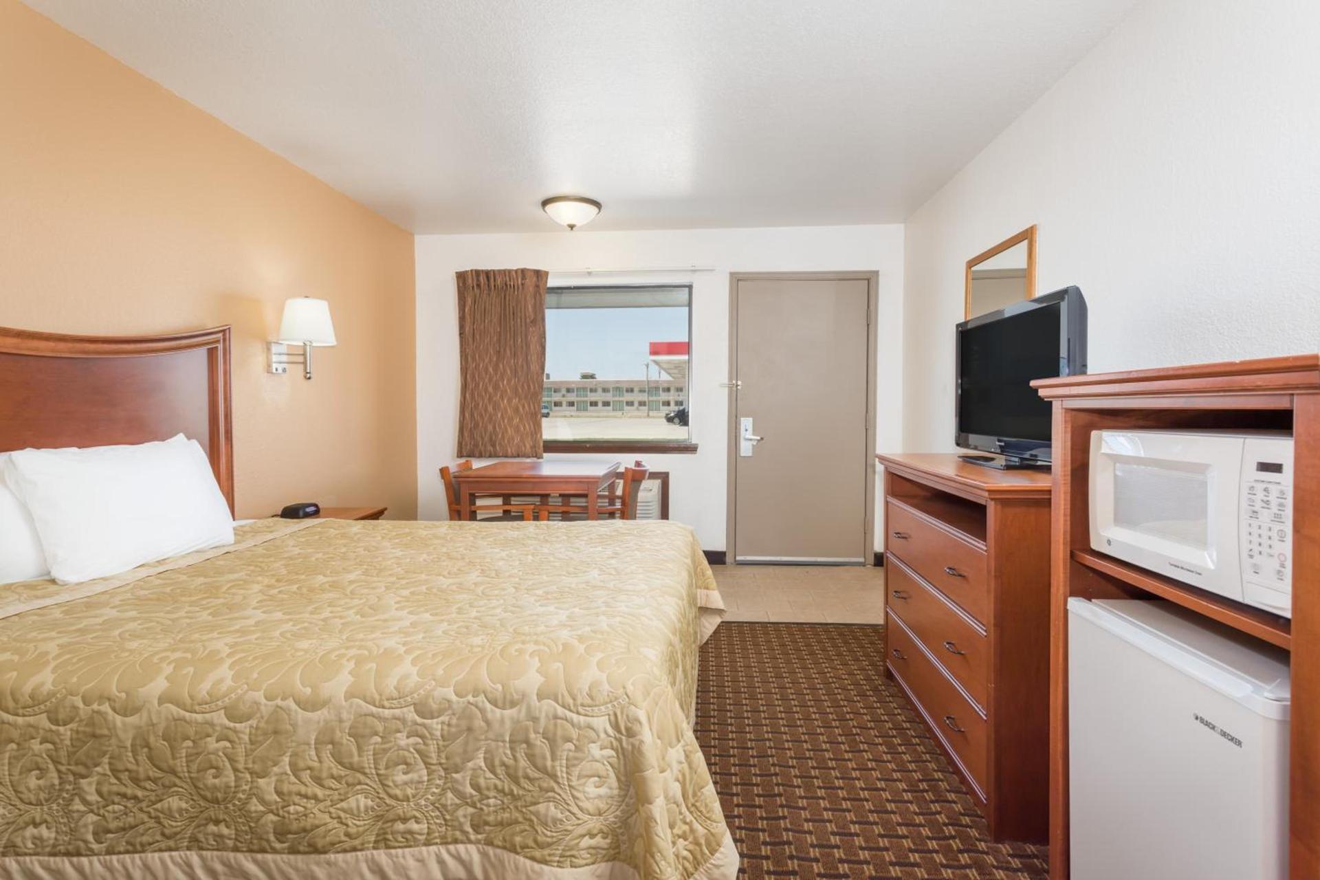 Super 8 by Wyndham Goodland photo 21