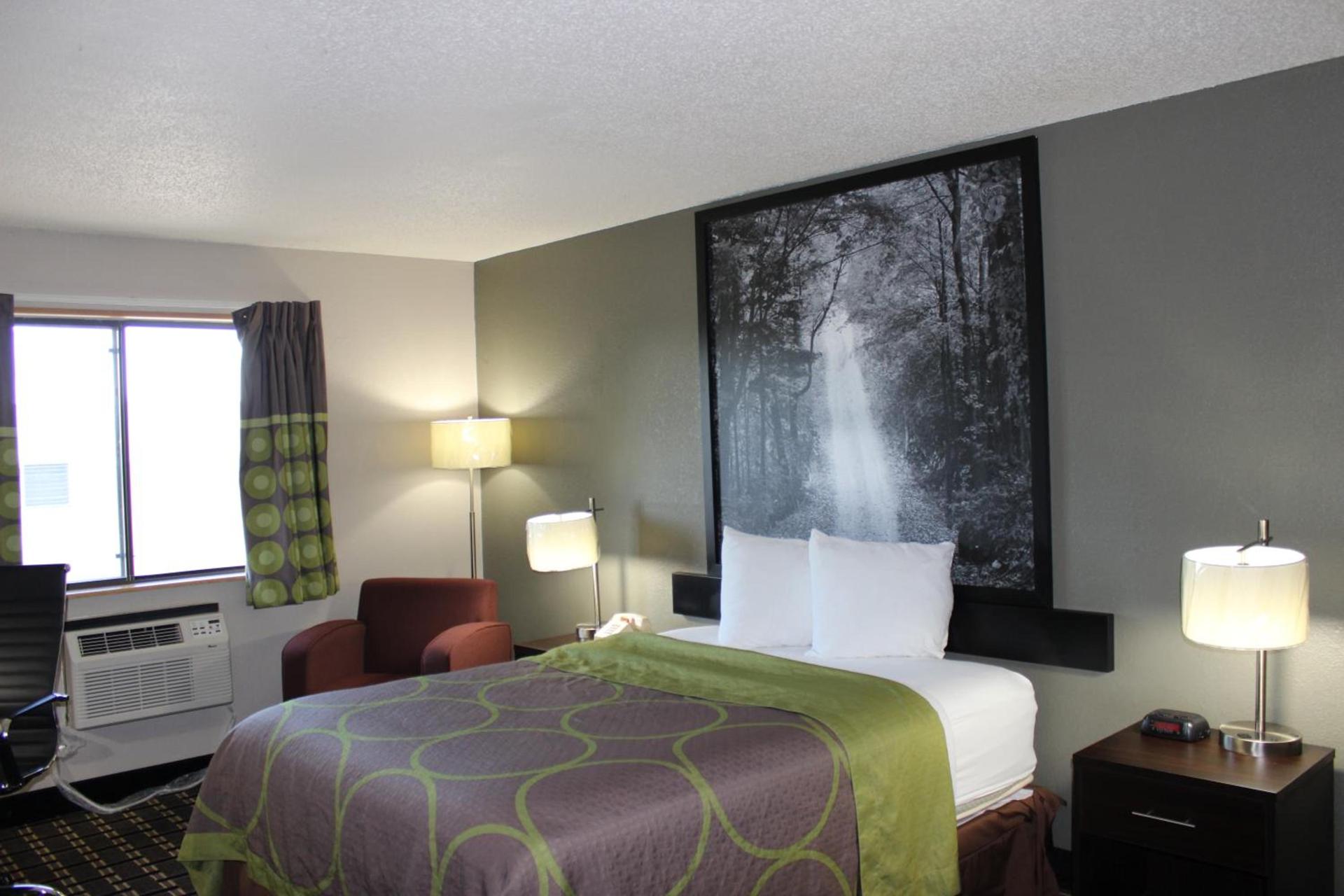 Super 8 Grand Rapids City Center photo 3