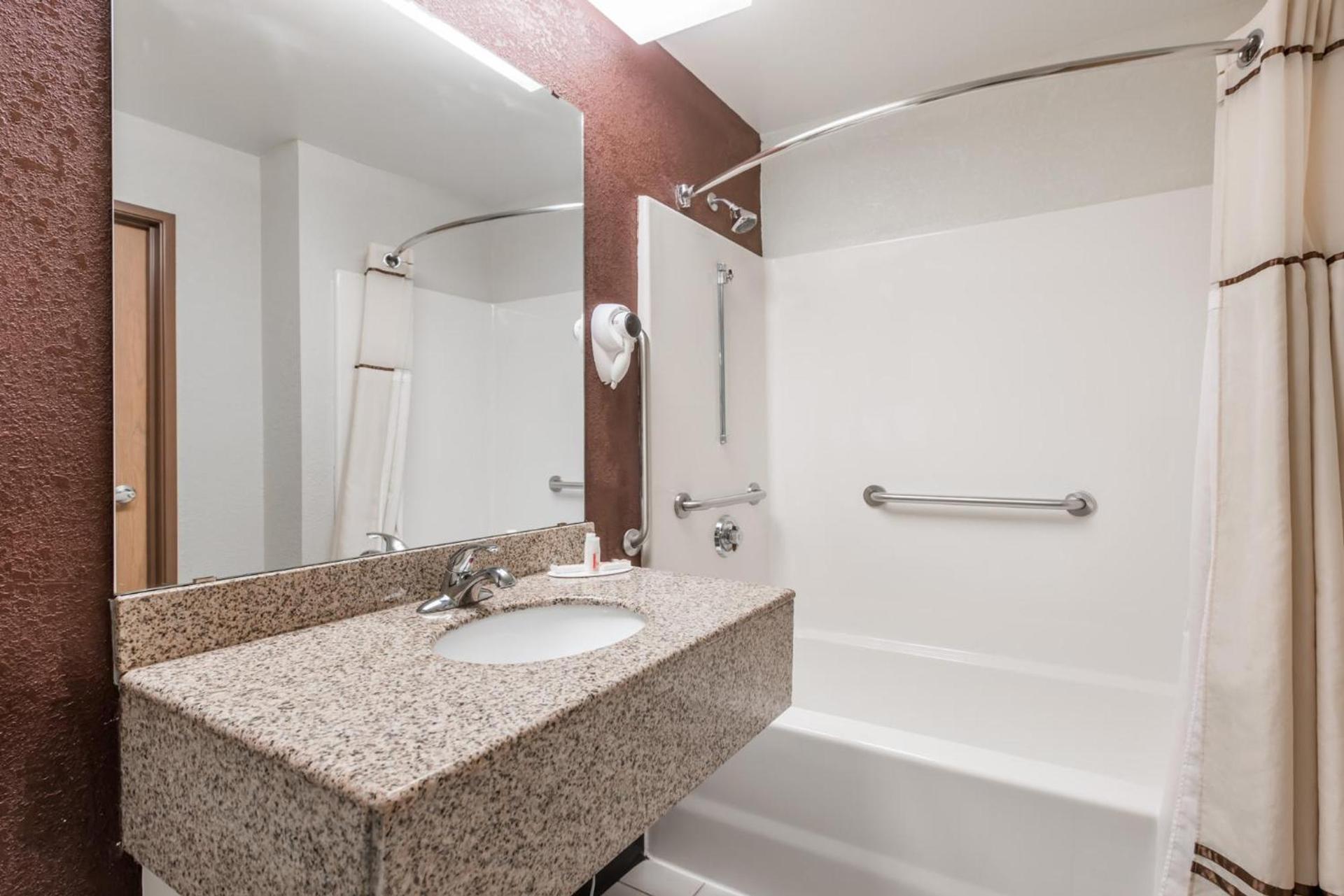 Days Inn & Suites by Wyndham Casey photo 15