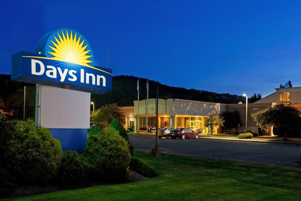 Days Inn by Wyndham Warren photo 7