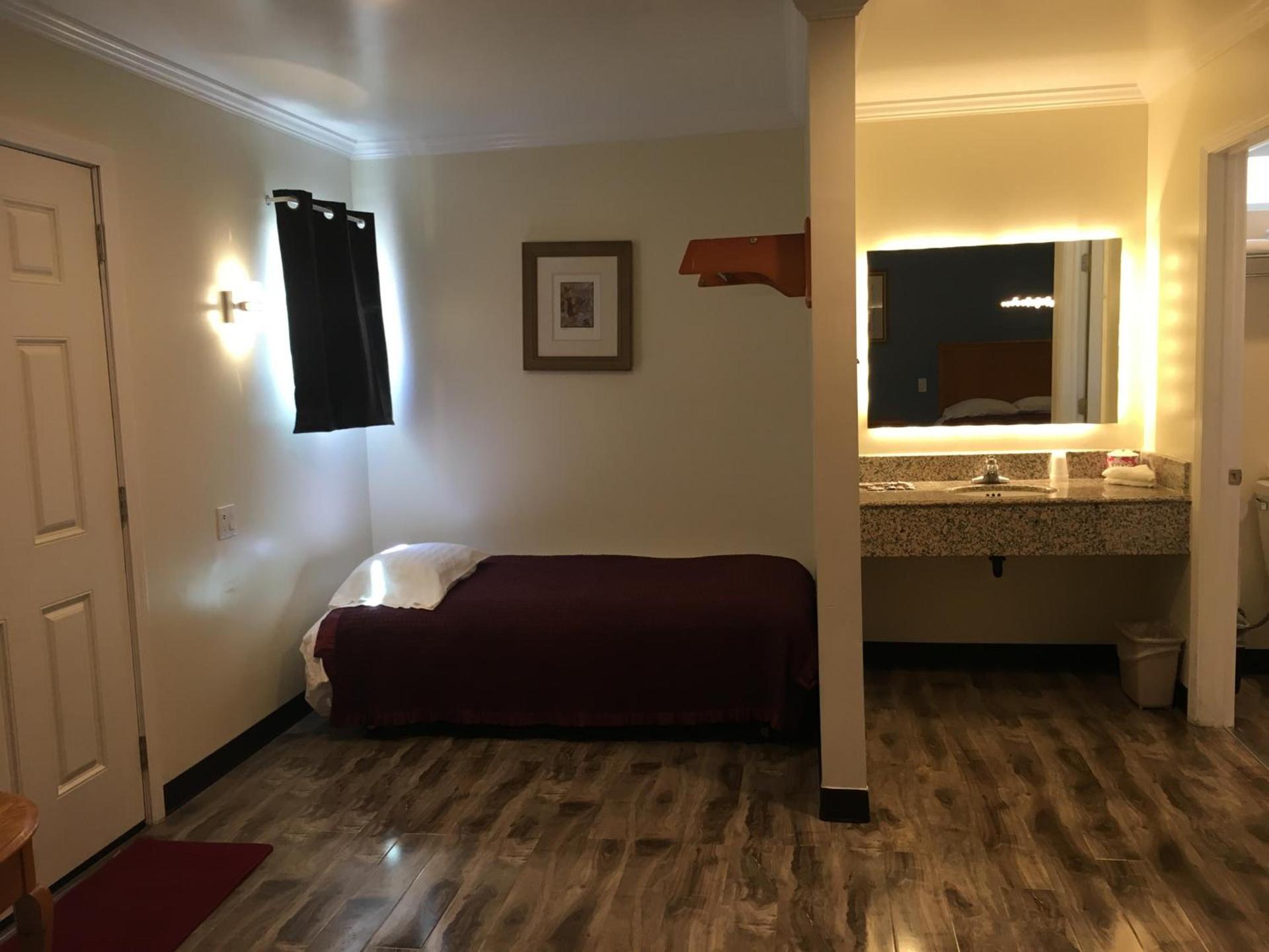 Lincoln Park Motel photo 17
