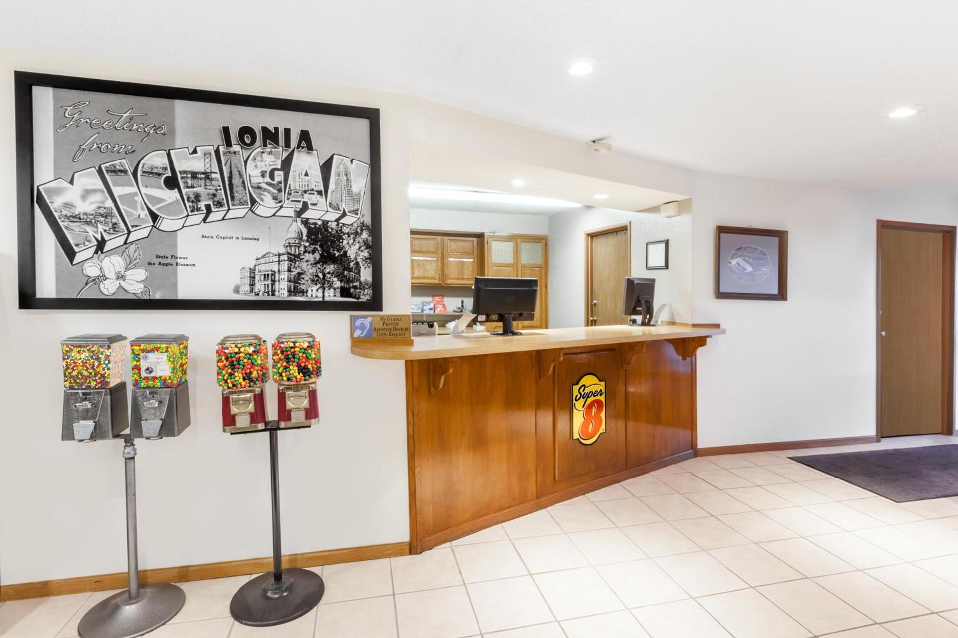 Super 8 by Wyndham Ionia MI photo 18