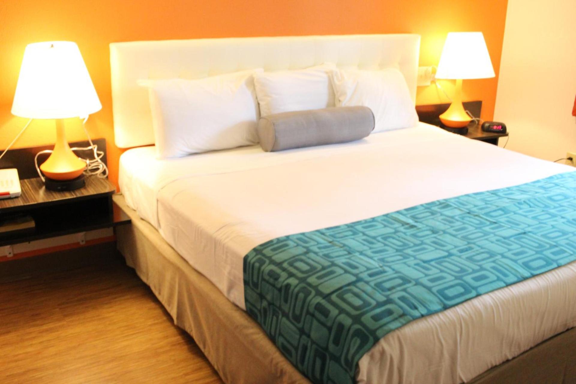 Howard Johnson by Wyndham Lake George photo 8