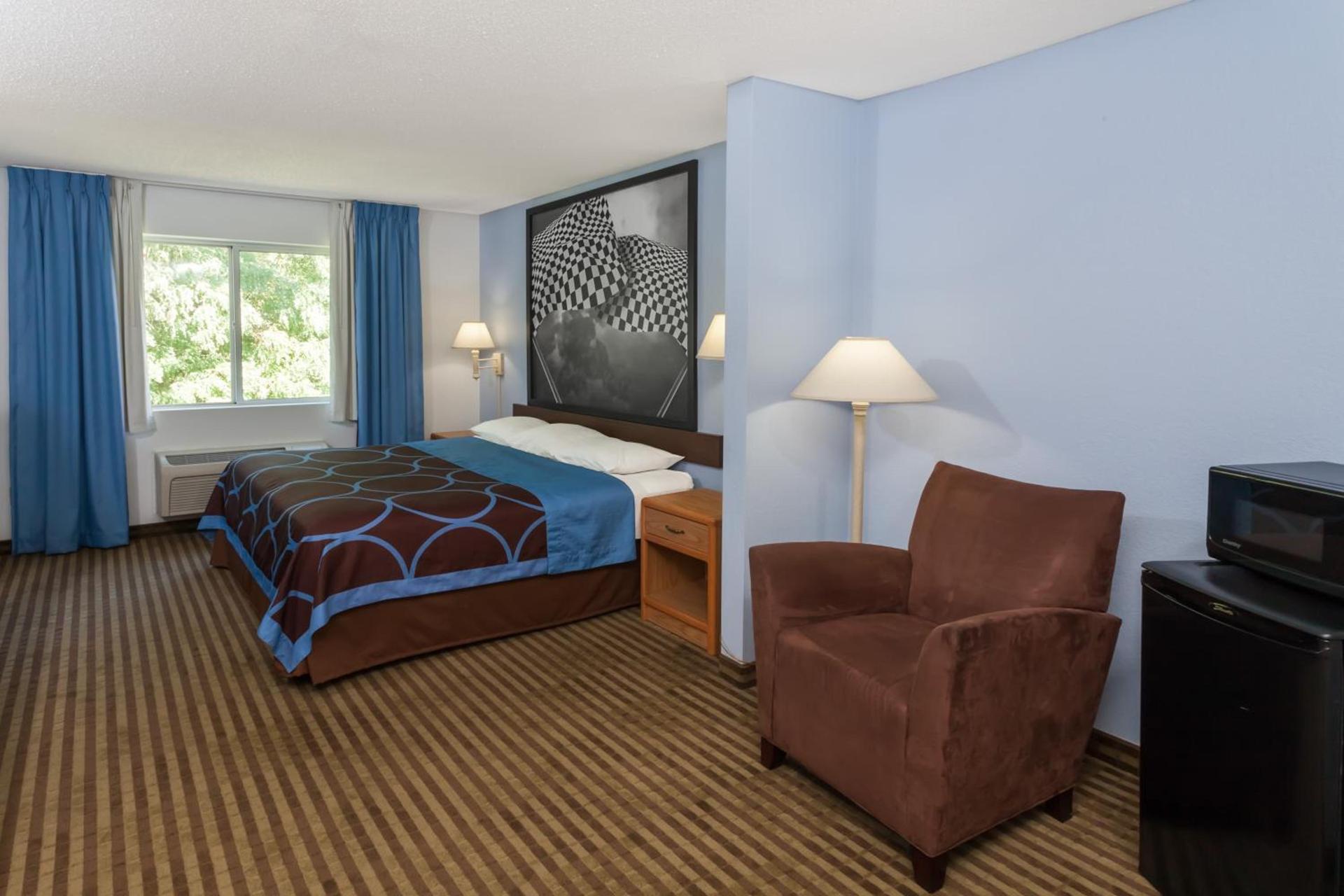 Super 8 by Wyndham Huntington photo 8
