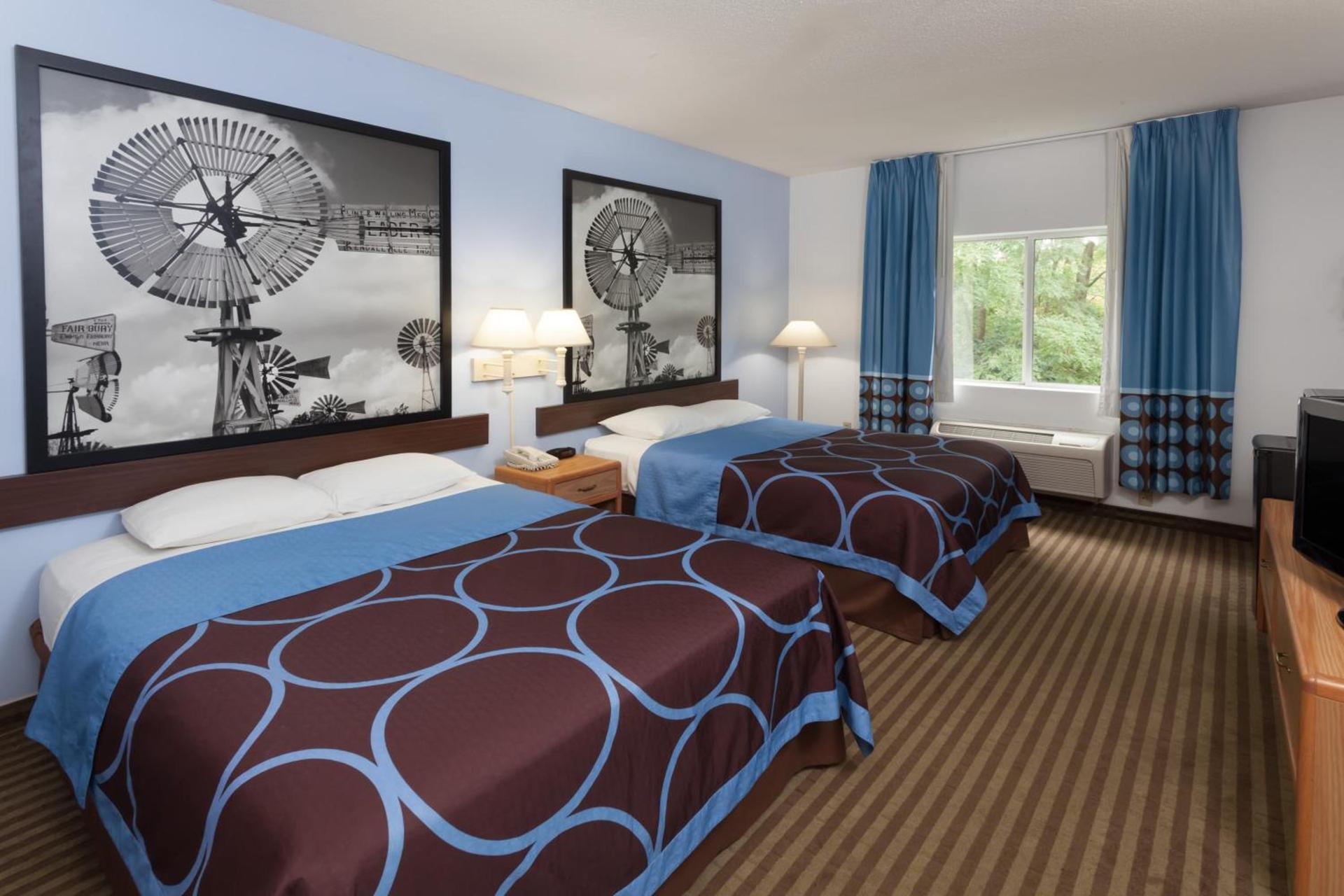 Super 8 by Wyndham Huntington photo 10
