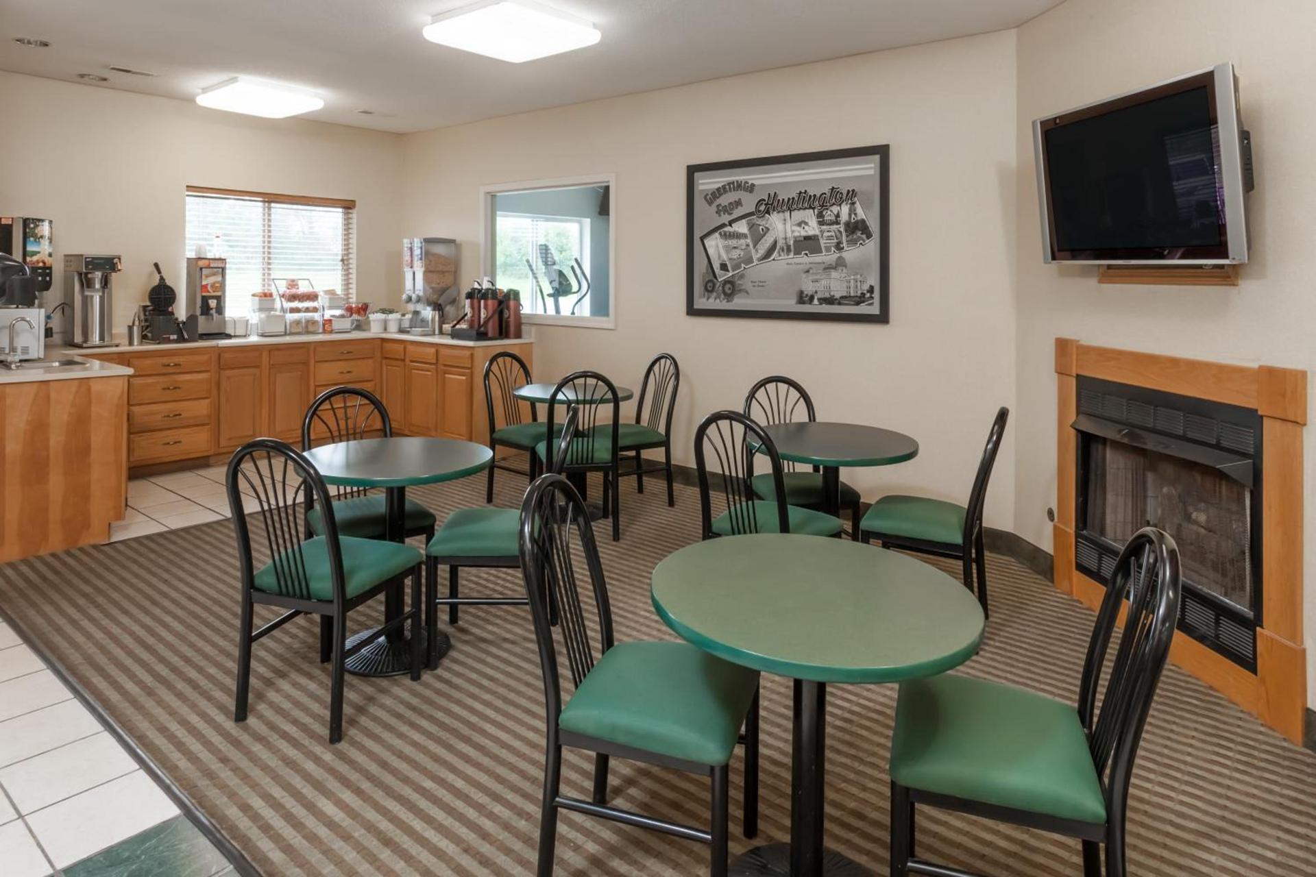 Super 8 by Wyndham Huntington photo 35