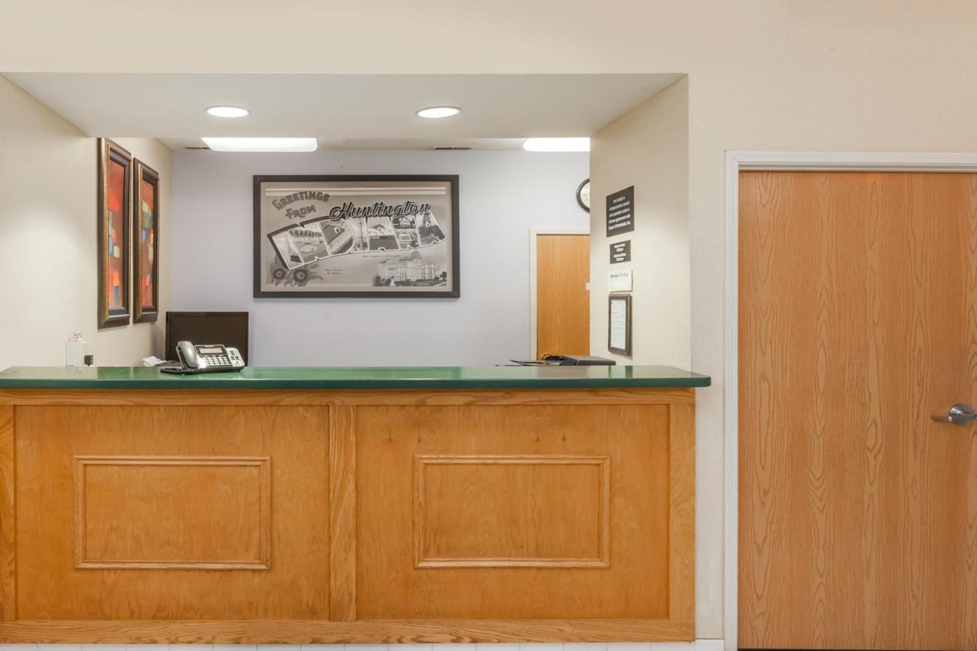 Super 8 by Wyndham Huntington photo 7