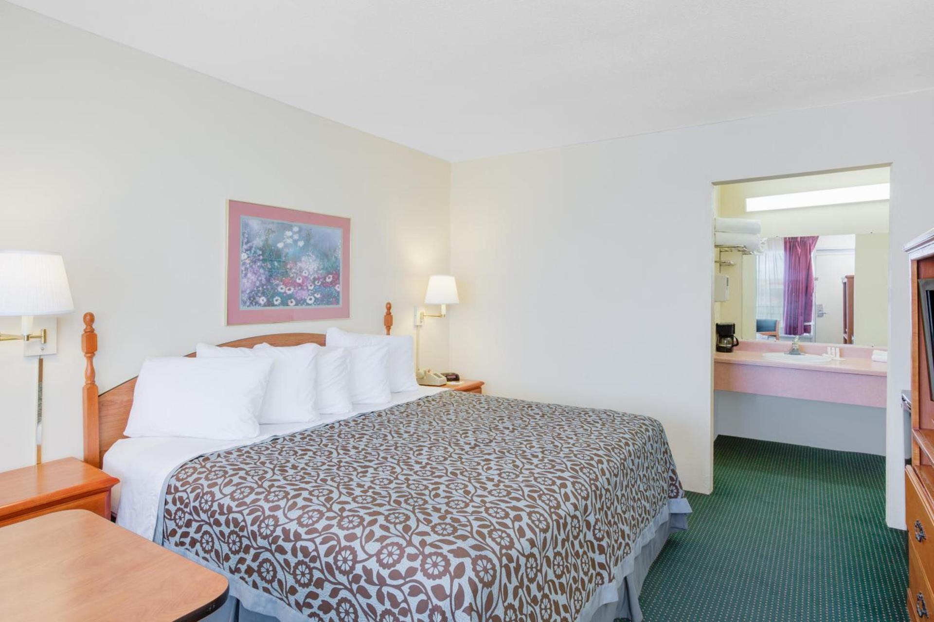 Days Inn by Wyndham Newport photo 24