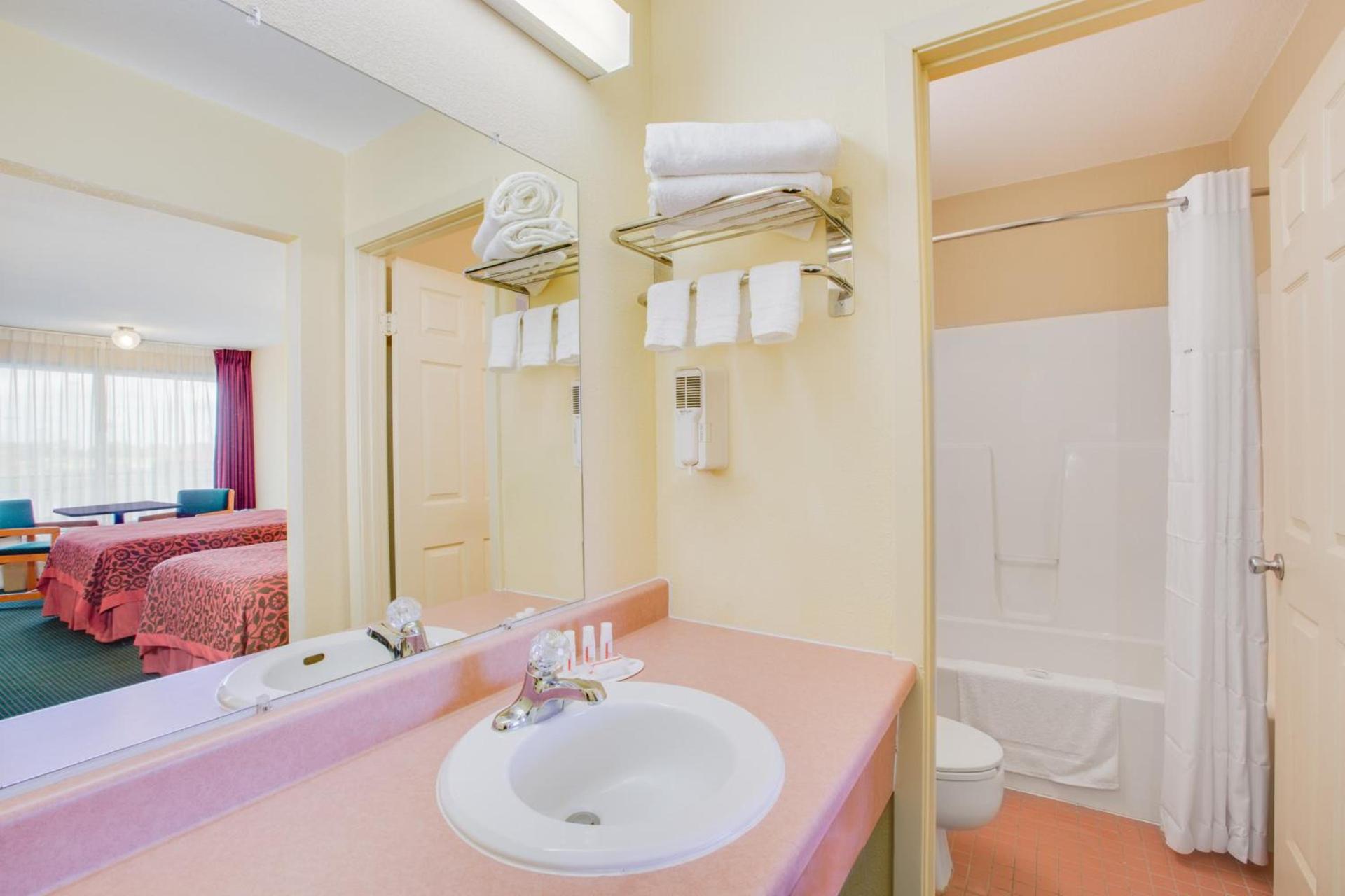 Days Inn by Wyndham Newport photo 25