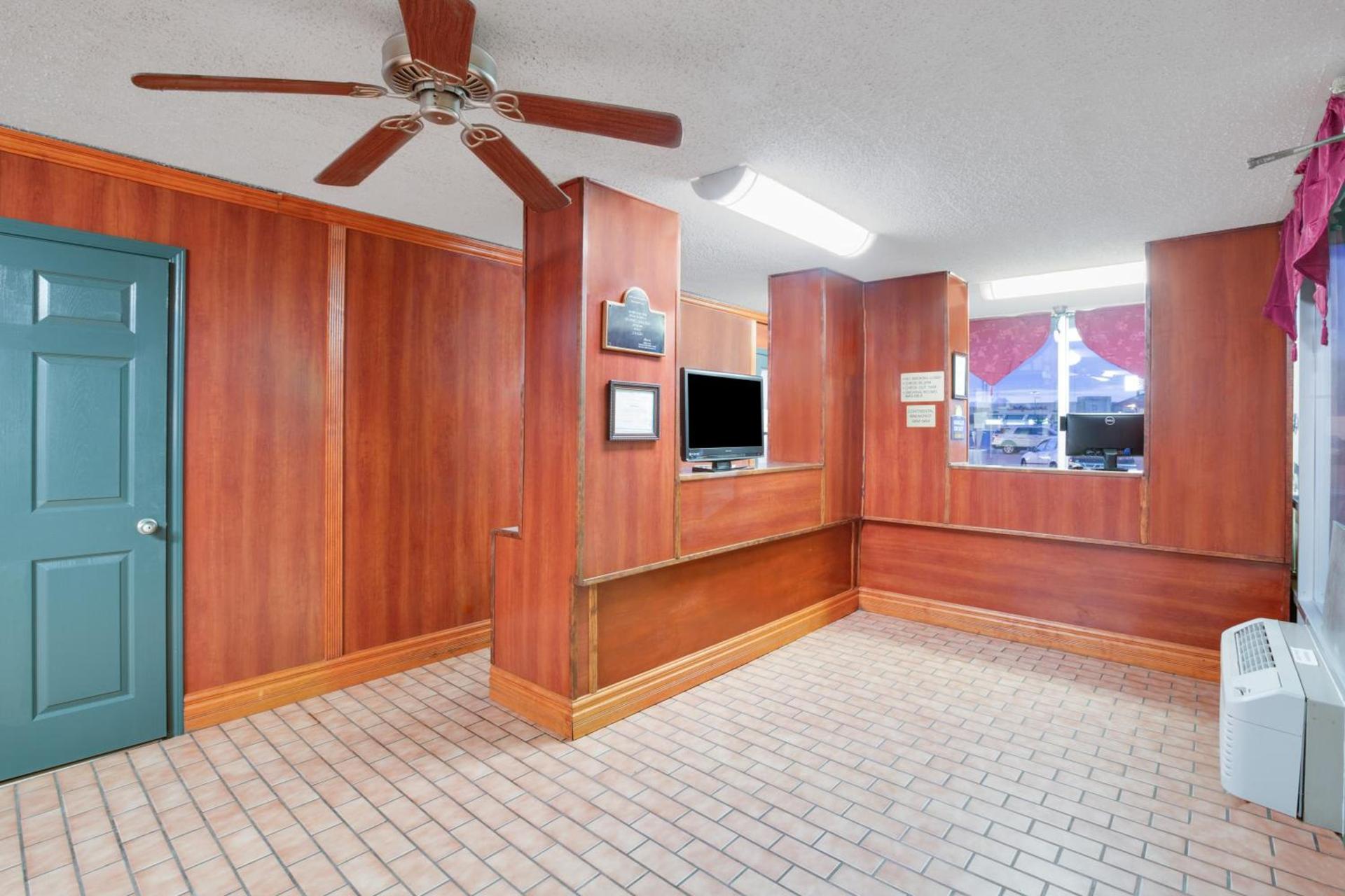Days Inn by Wyndham Newport photo 26