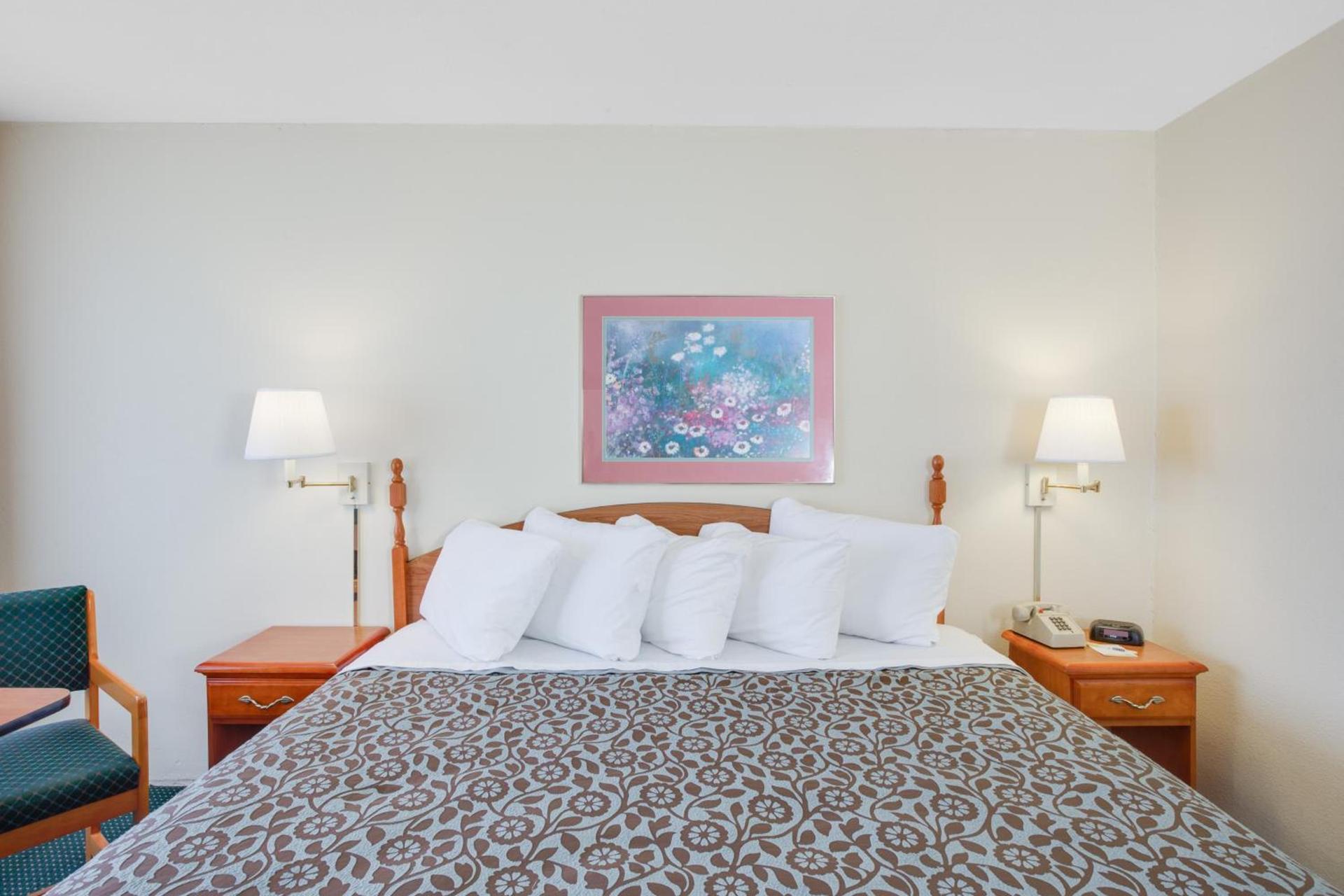 Days Inn by Wyndham Newport photo 17