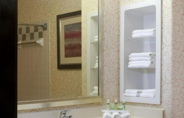 Holiday Inn Express Hotel and Suites Brownsville by IHG photo 2