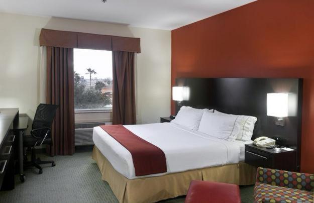 Holiday Inn Express Hotel and Suites Brownsville by IHG photo 3