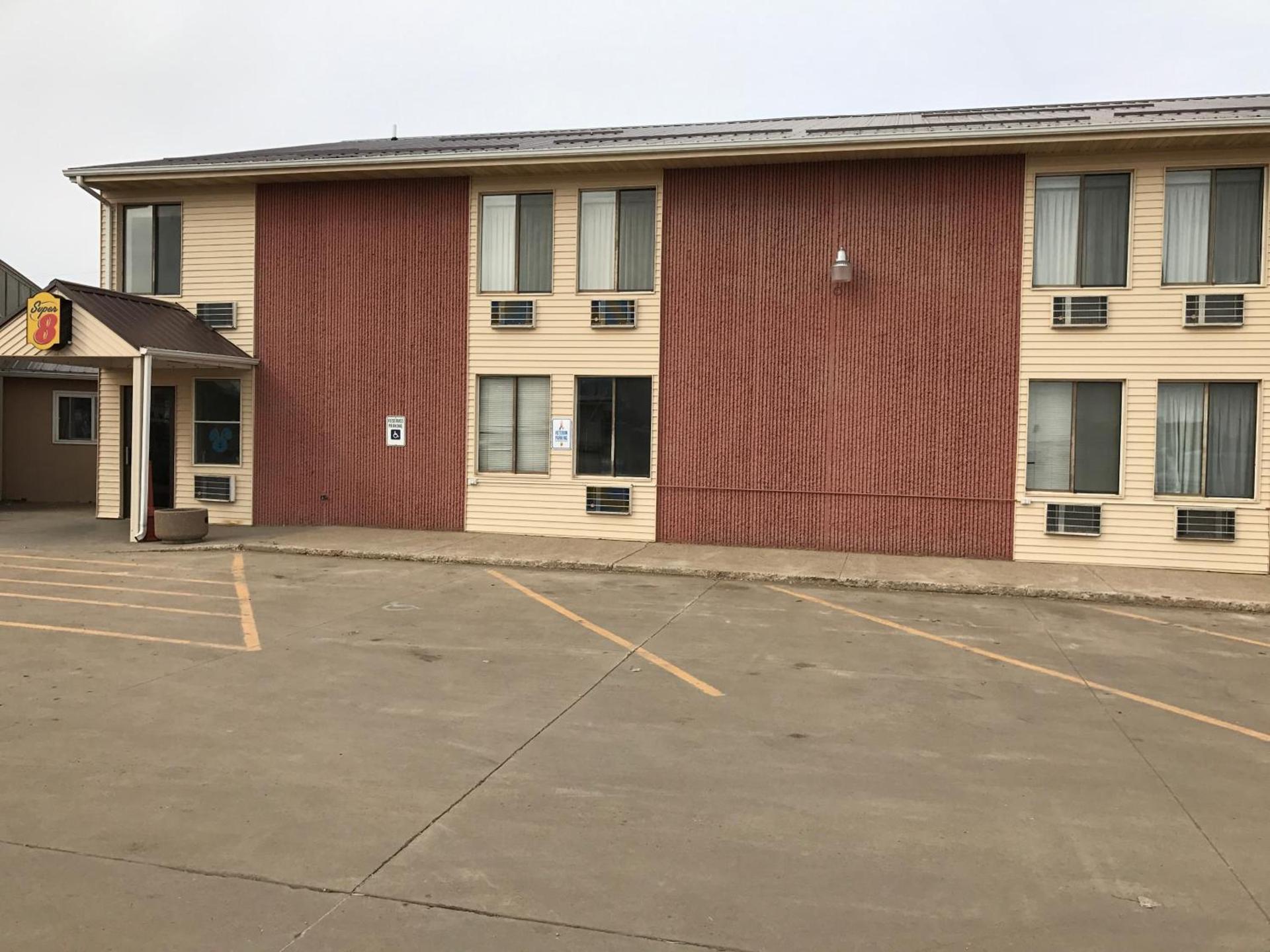 Super 8 by Wyndham Redfield photo 29