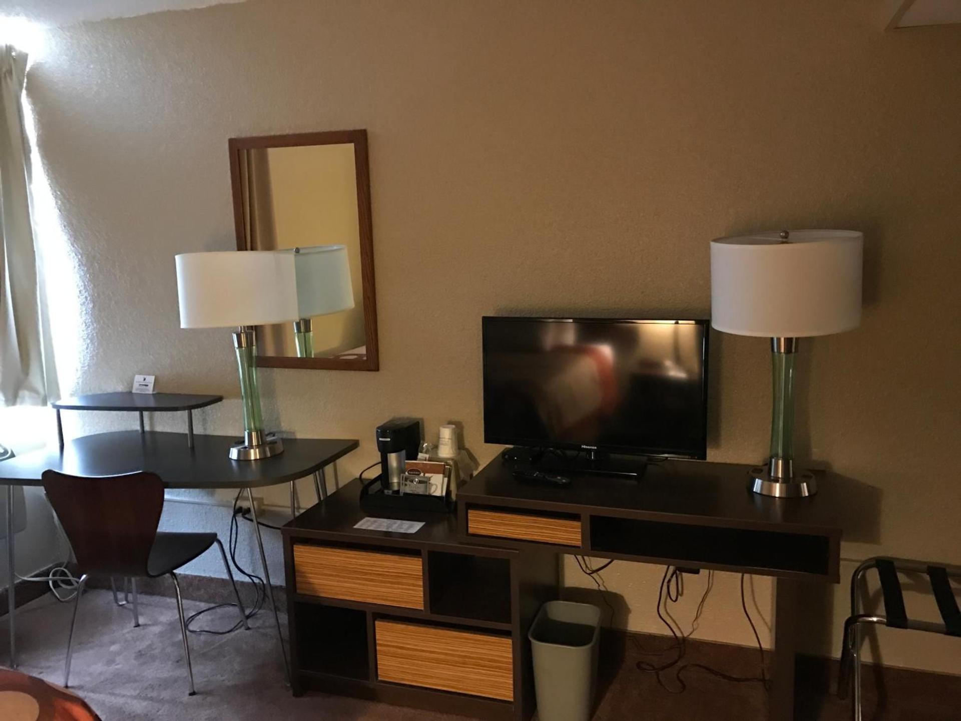 Super 8 by Wyndham Redfield photo 28