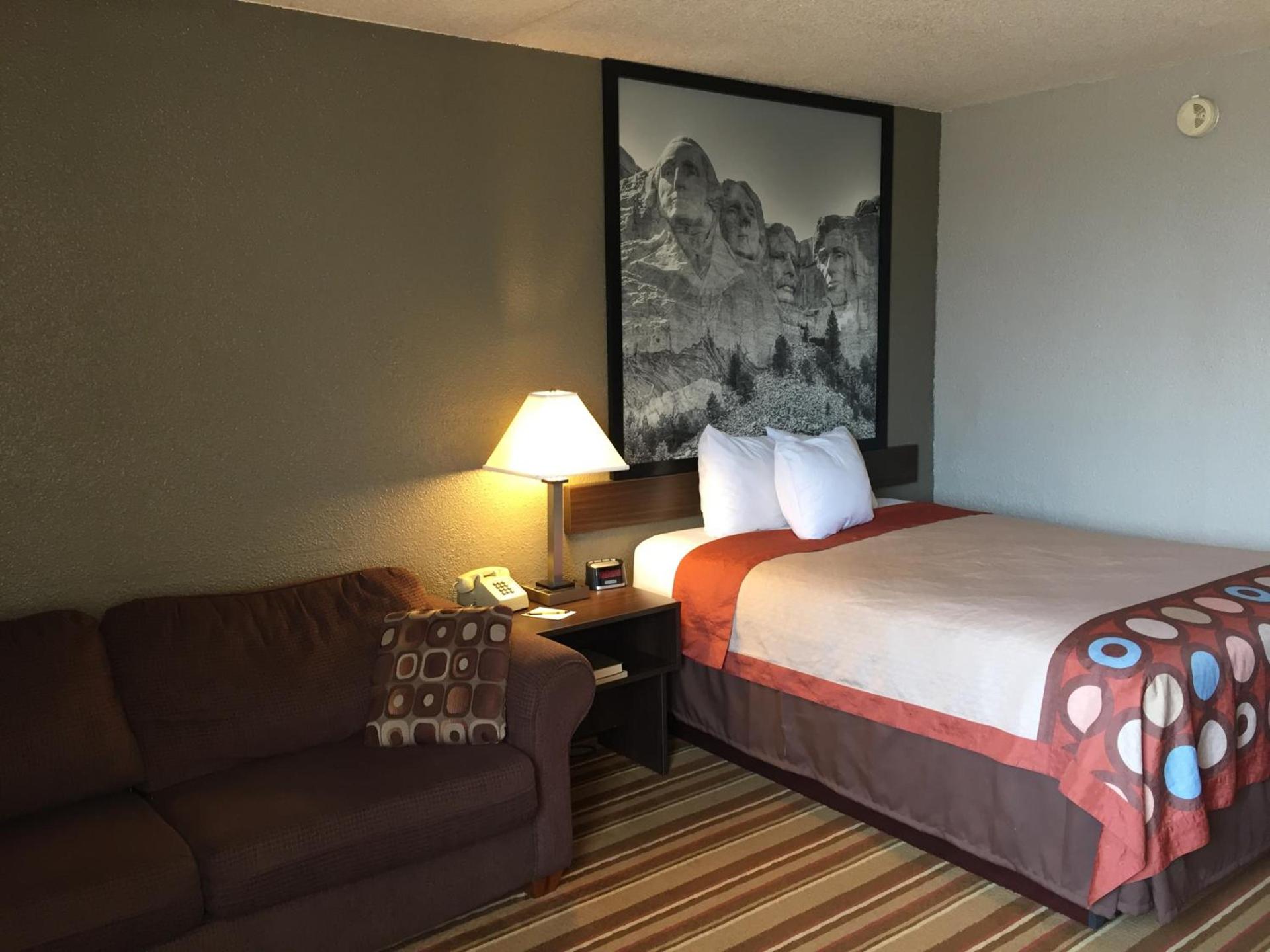 Super 8 by Wyndham Redfield photo 8