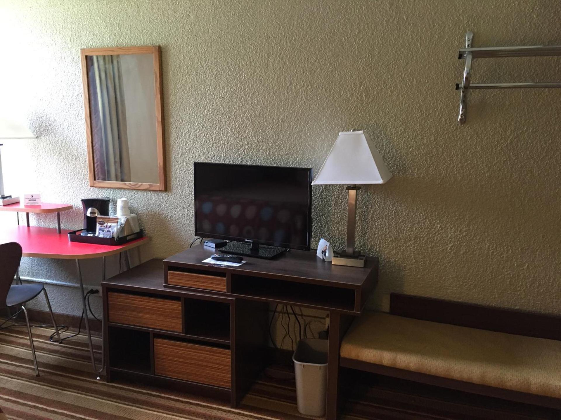 Super 8 by Wyndham Redfield photo 10