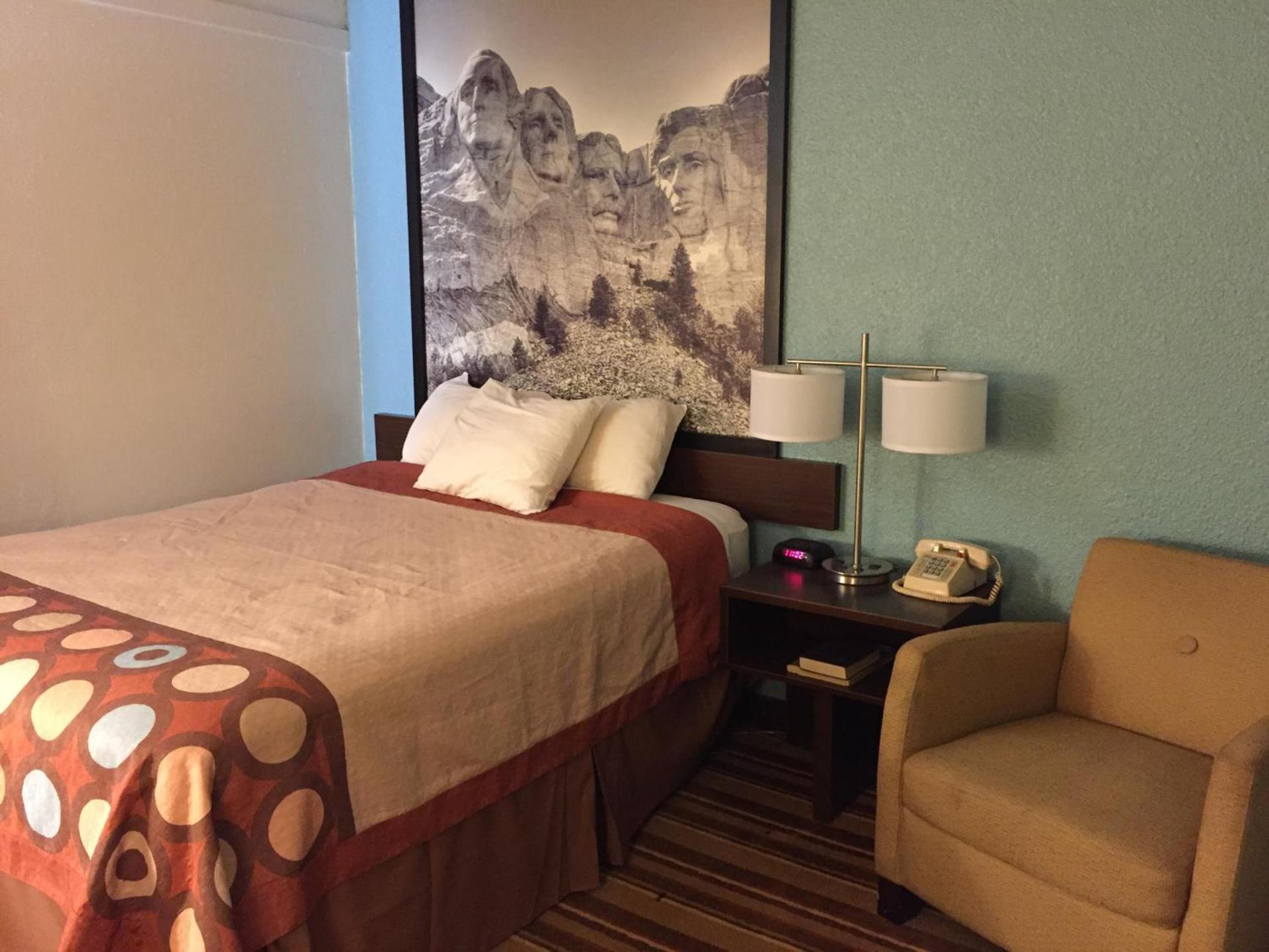 Super 8 by Wyndham Redfield photo 11