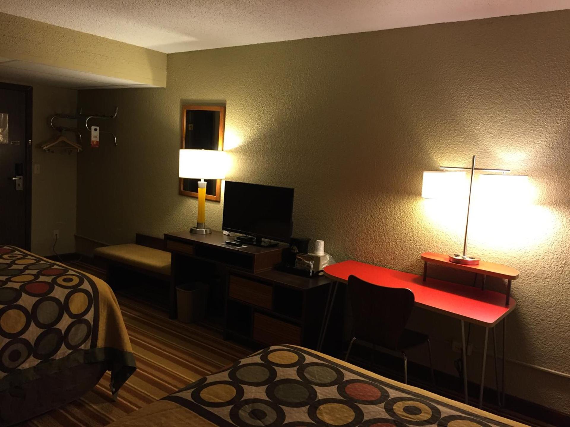 Super 8 by Wyndham Redfield photo 12