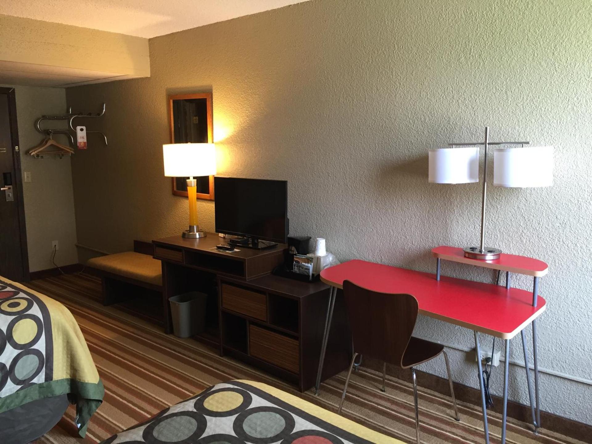 Super 8 by Wyndham Redfield photo 13