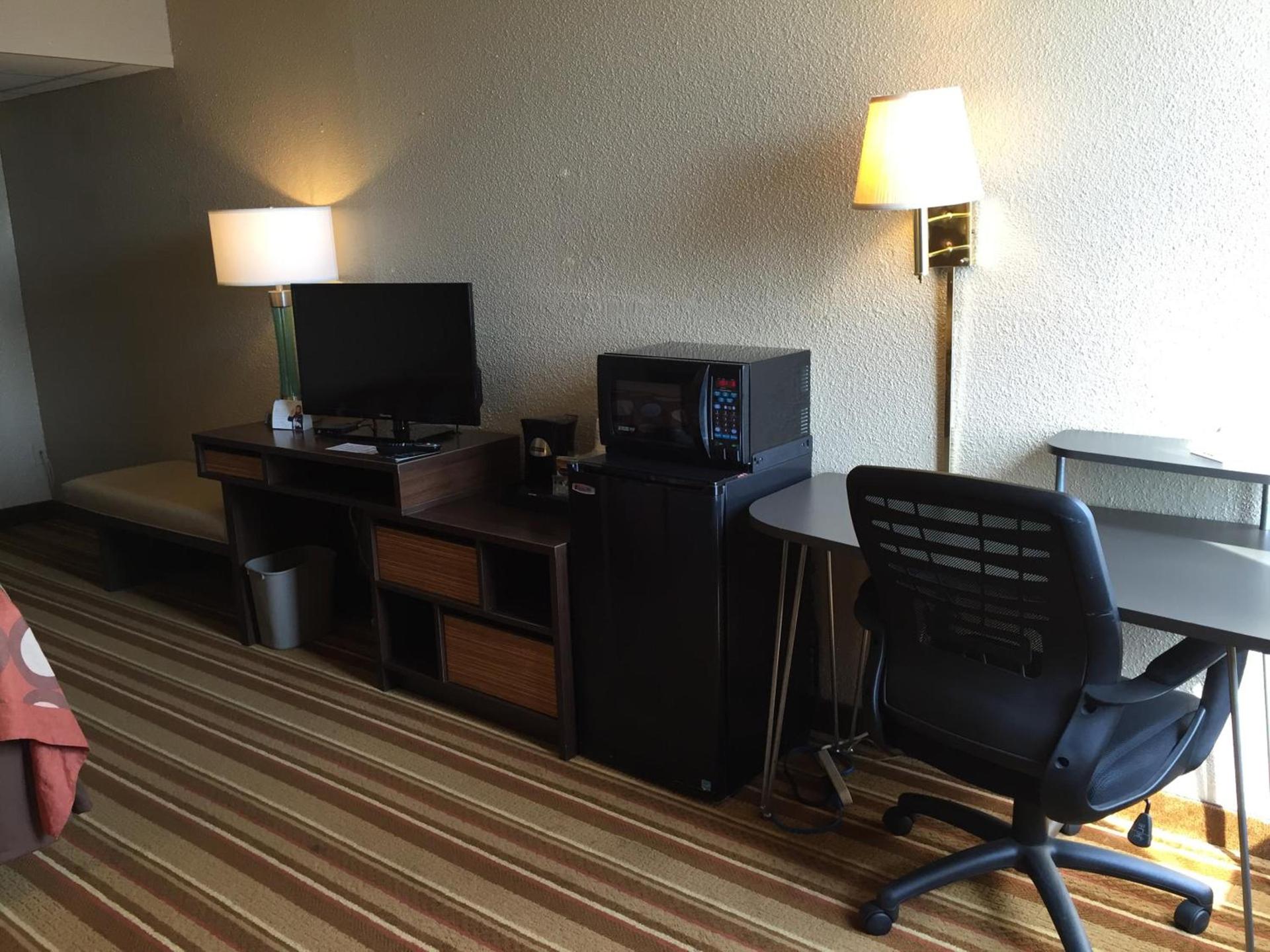 Super 8 by Wyndham Redfield photo 17