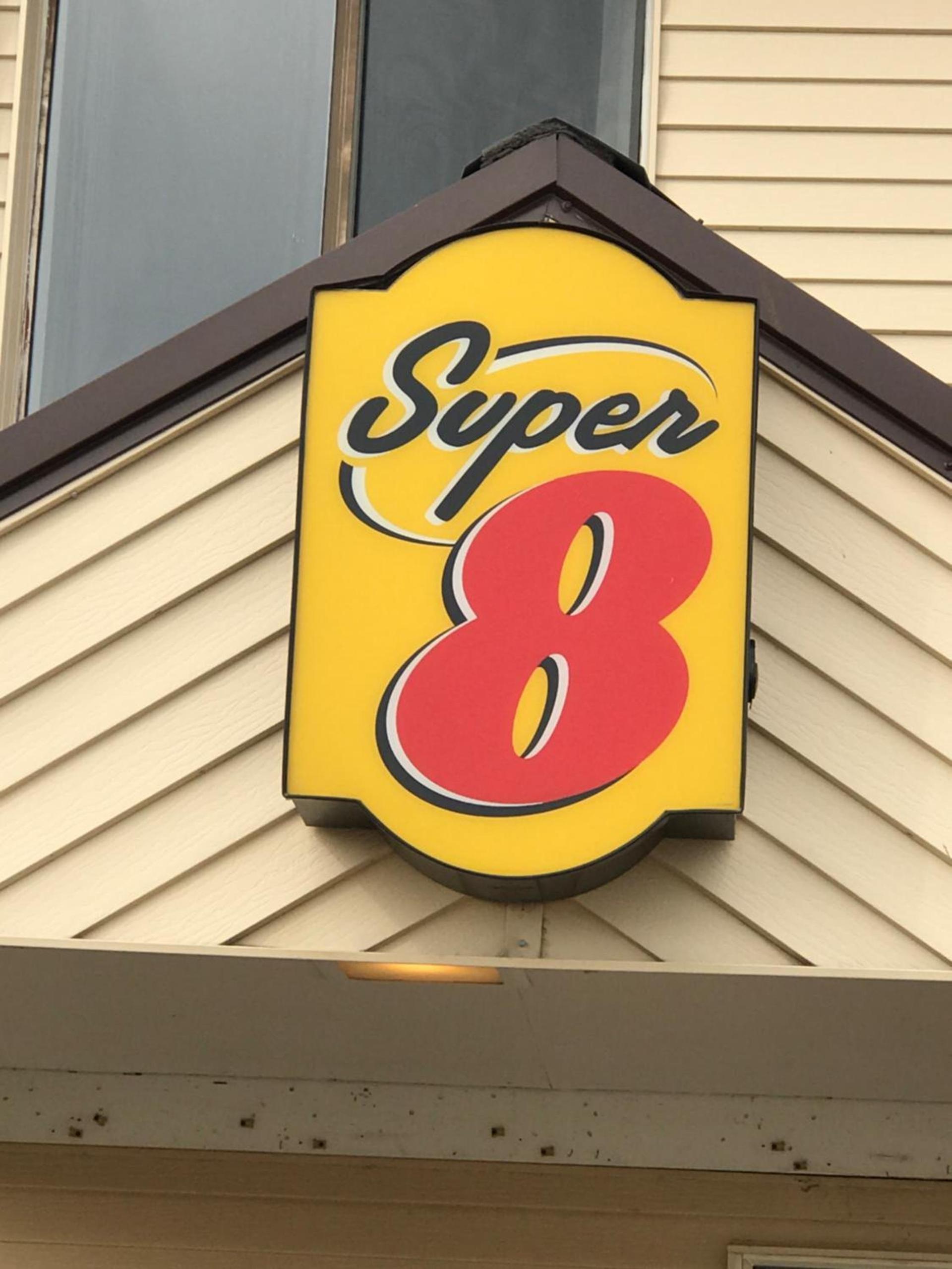 Super 8 by Wyndham Redfield photo 23