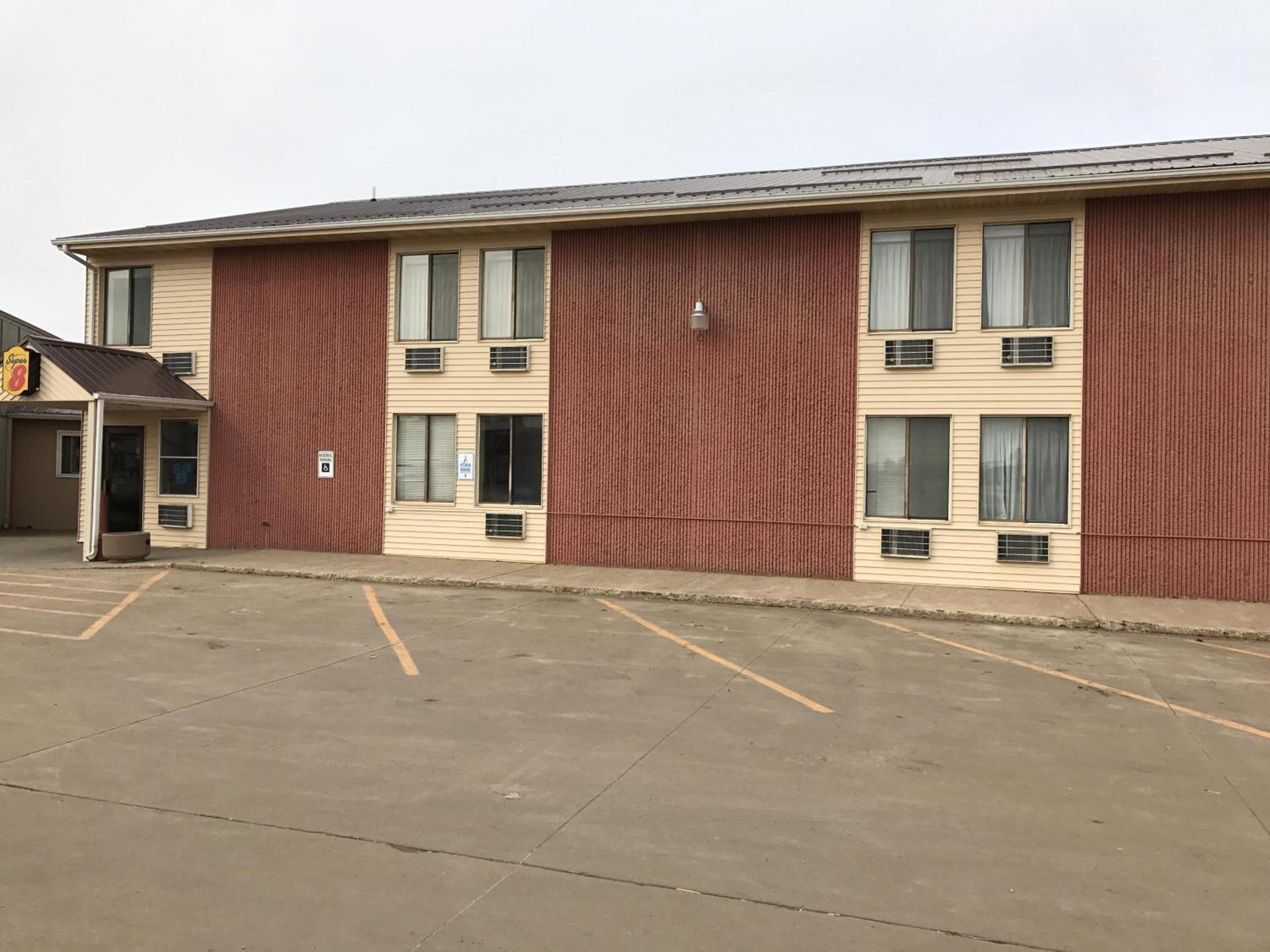 Super 8 by Wyndham Redfield photo 24