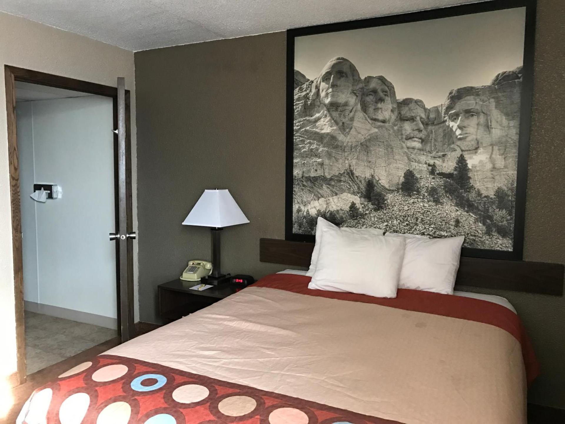 Super 8 by Wyndham Redfield photo 26