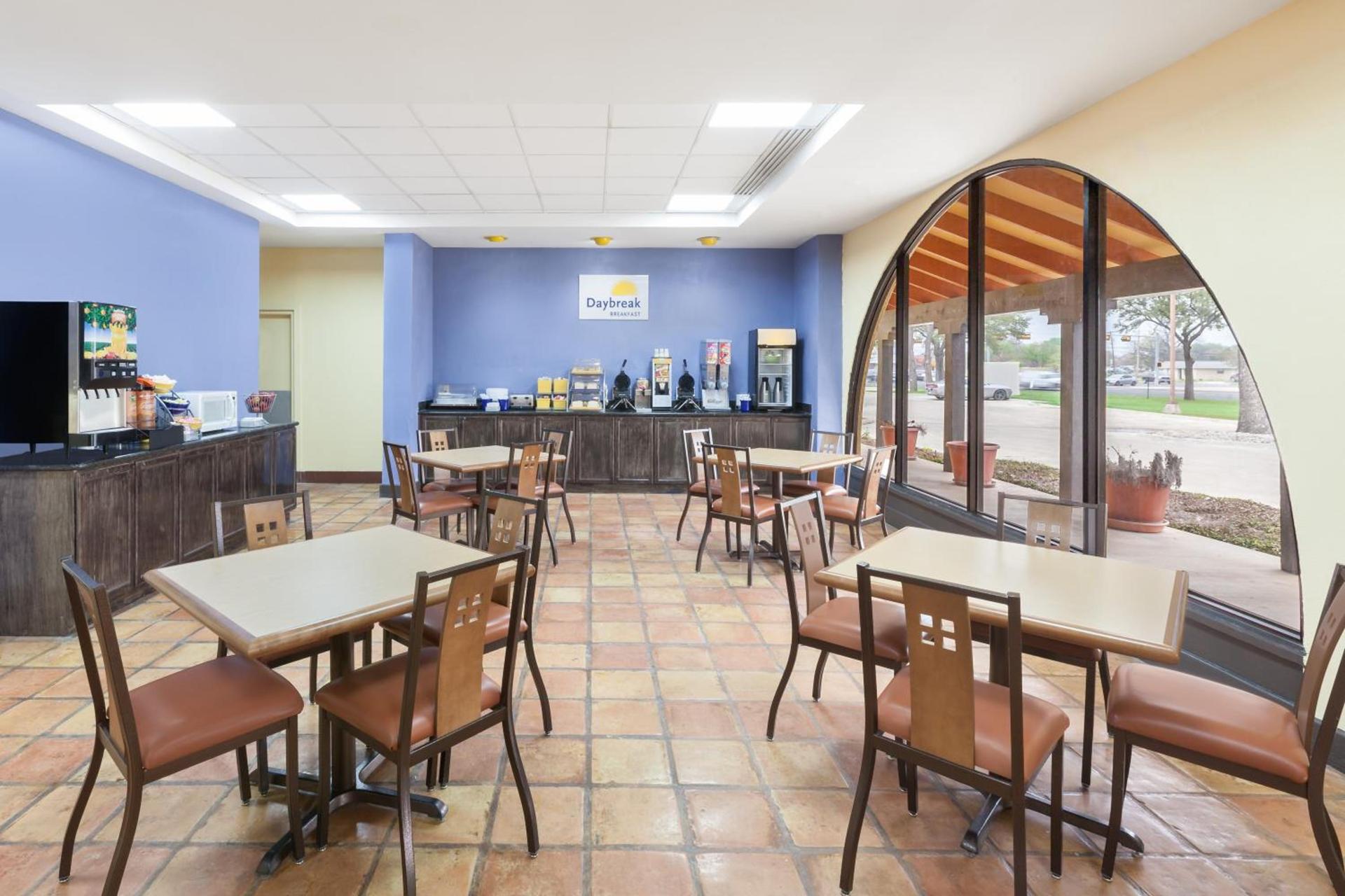 Days Inn by Wyndham Uvalde photo 19