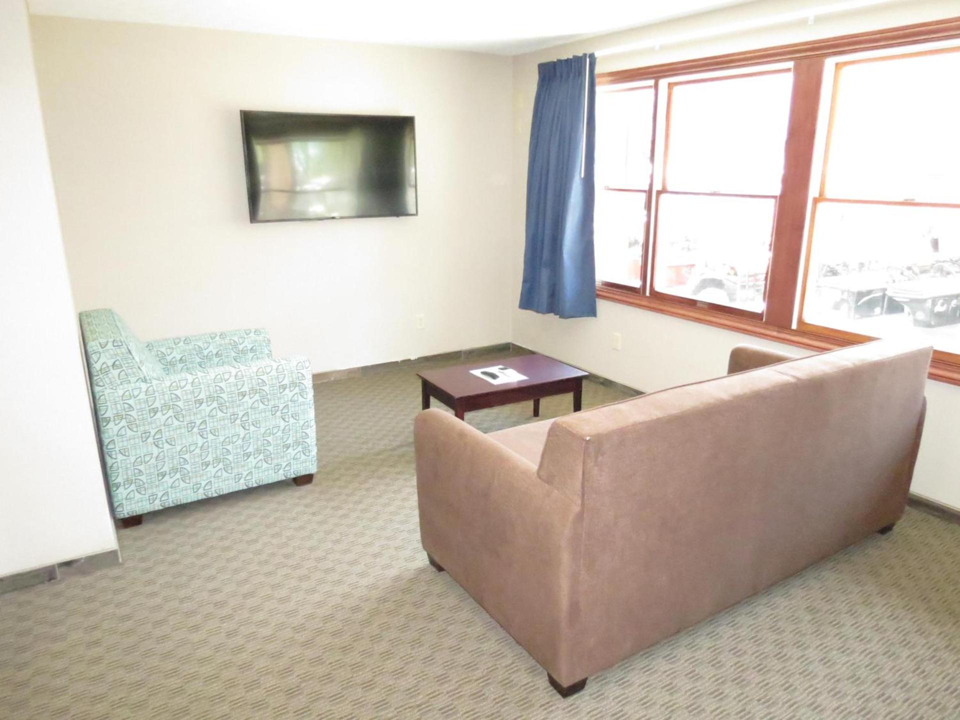 Edgewater Hotel and Suites photo 16
