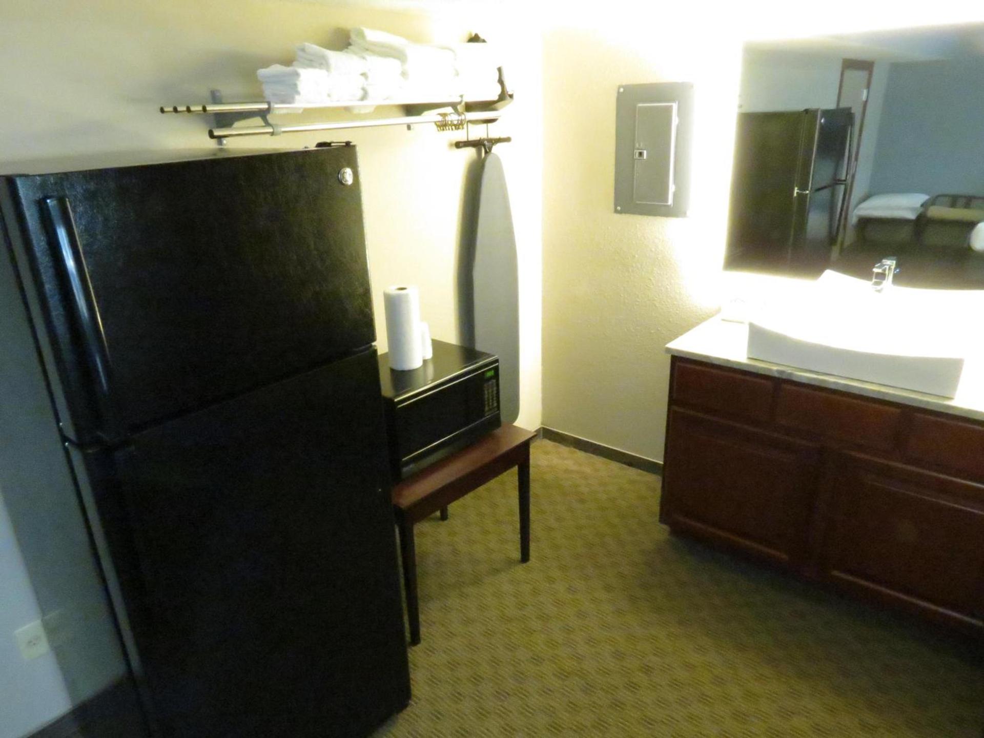 Edgewater Hotel and Suites photo 4