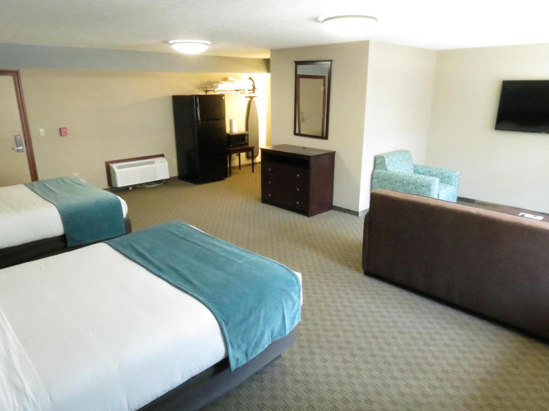 Edgewater Hotel and Suites photo 2