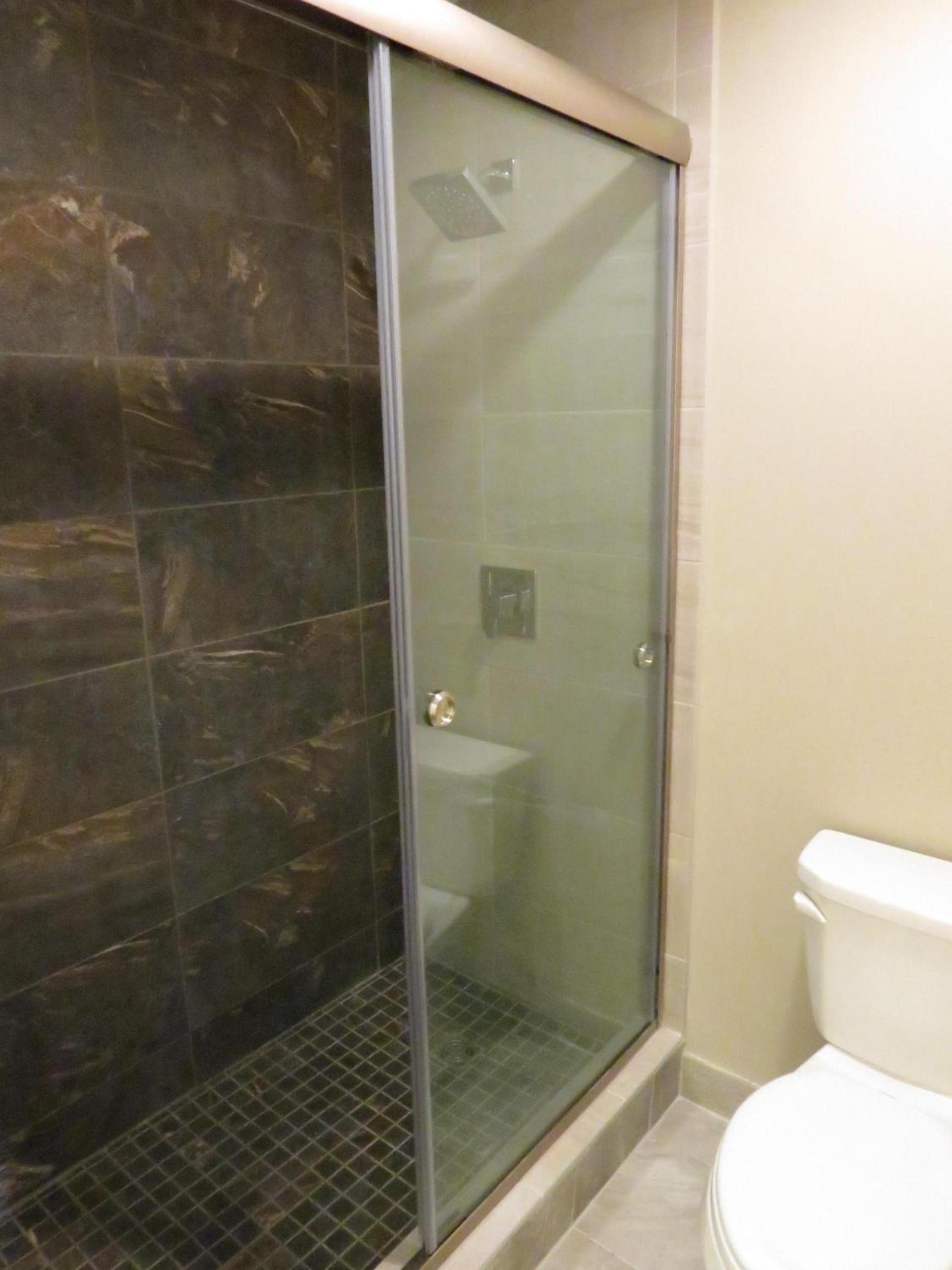 Edgewater Hotel and Suites photo 10