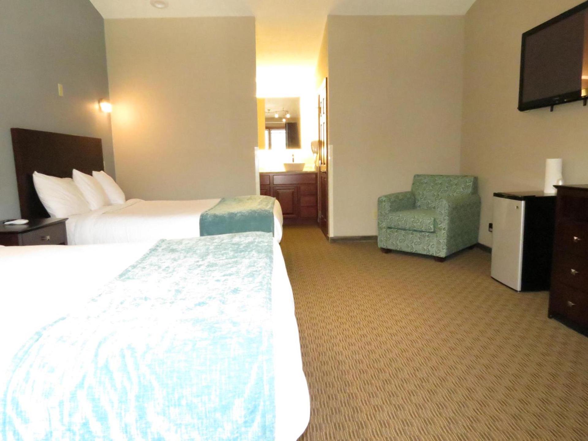 Edgewater Hotel and Suites photo 7