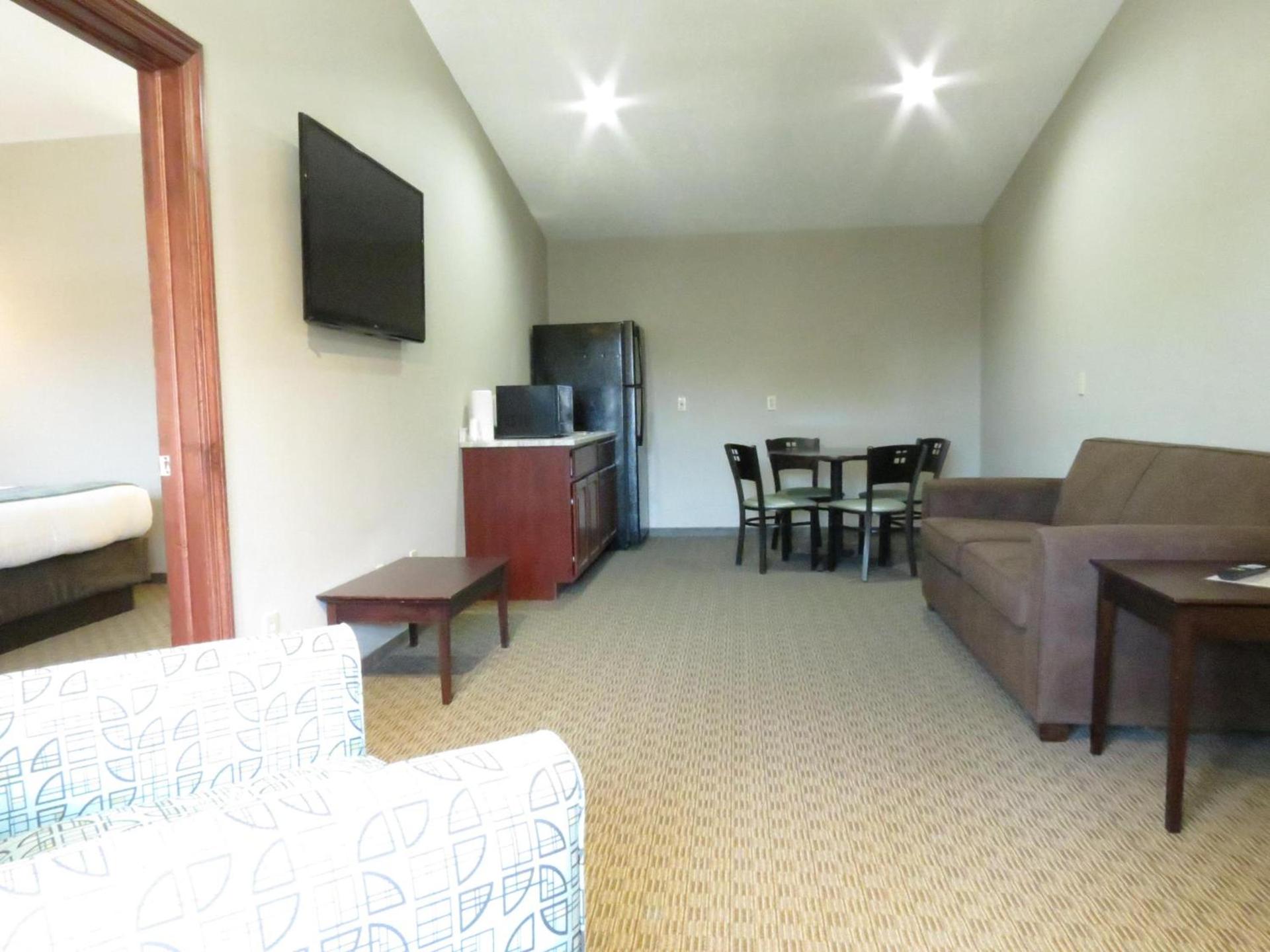Edgewater Hotel and Suites photo 17