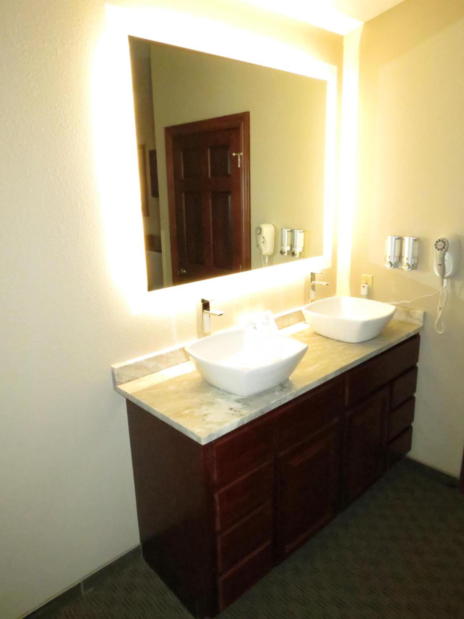 Edgewater Hotel and Suites photo 5